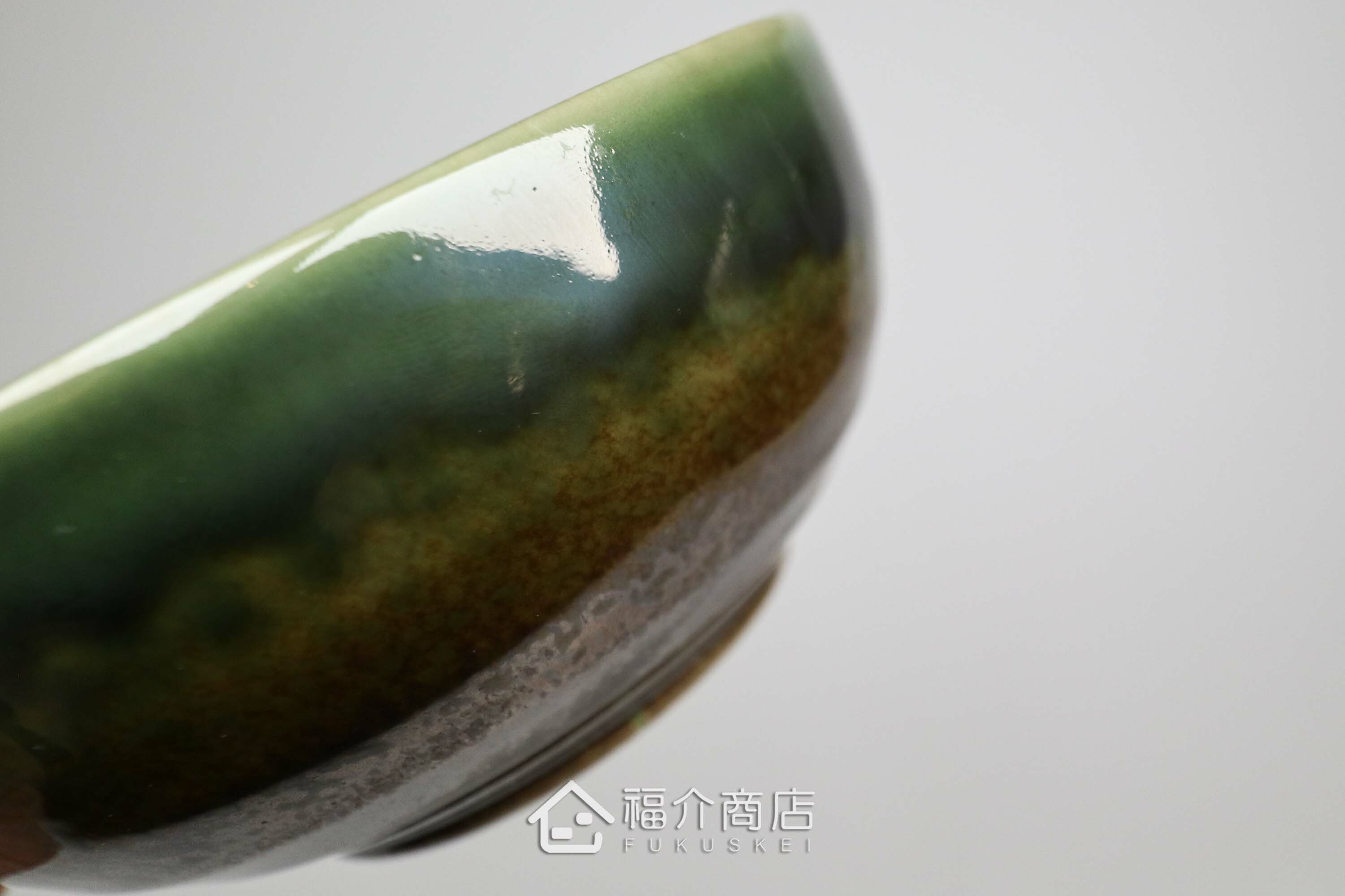 盛裝食物的綠色陶碗小缽