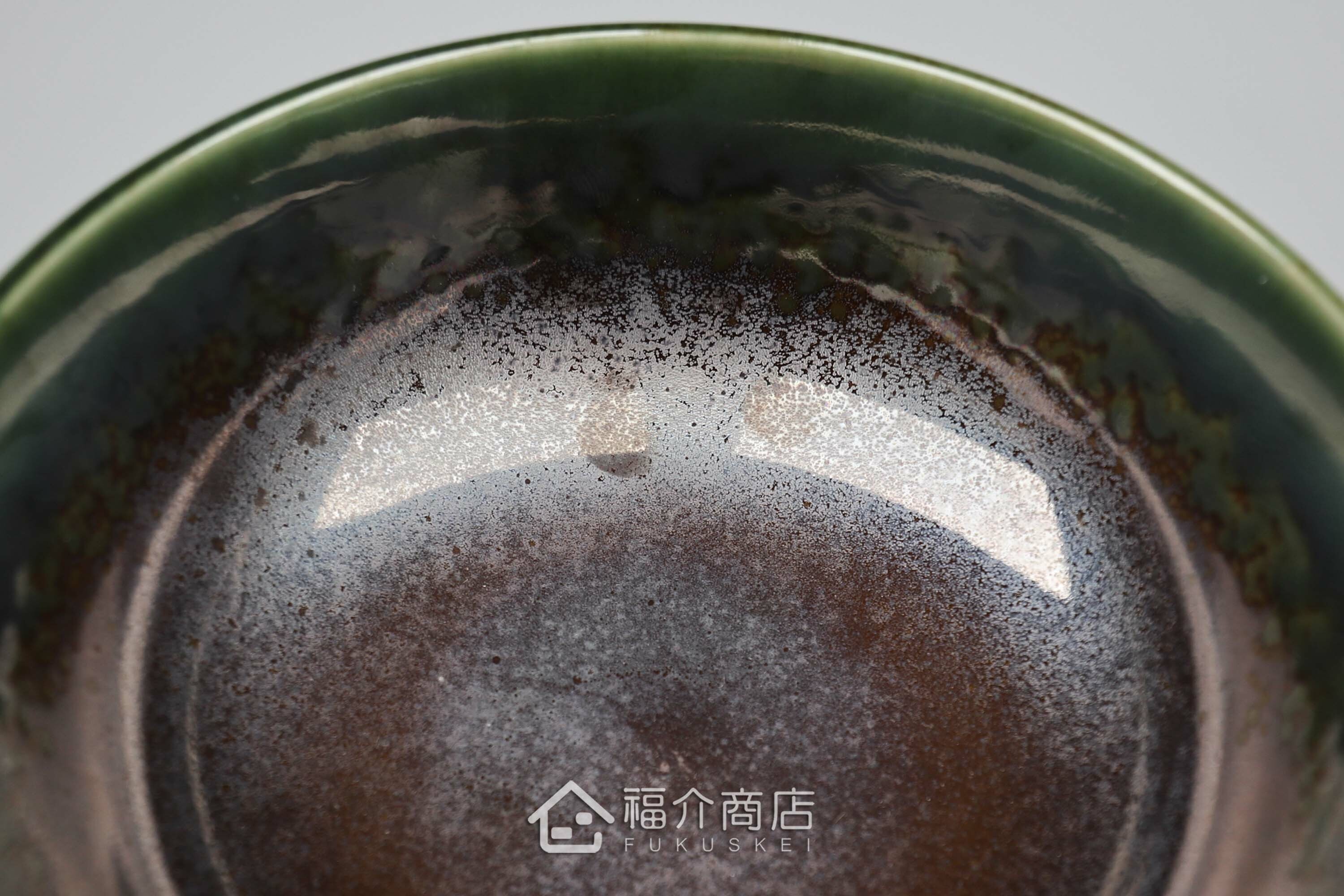 盛裝食物的綠色陶碗小缽