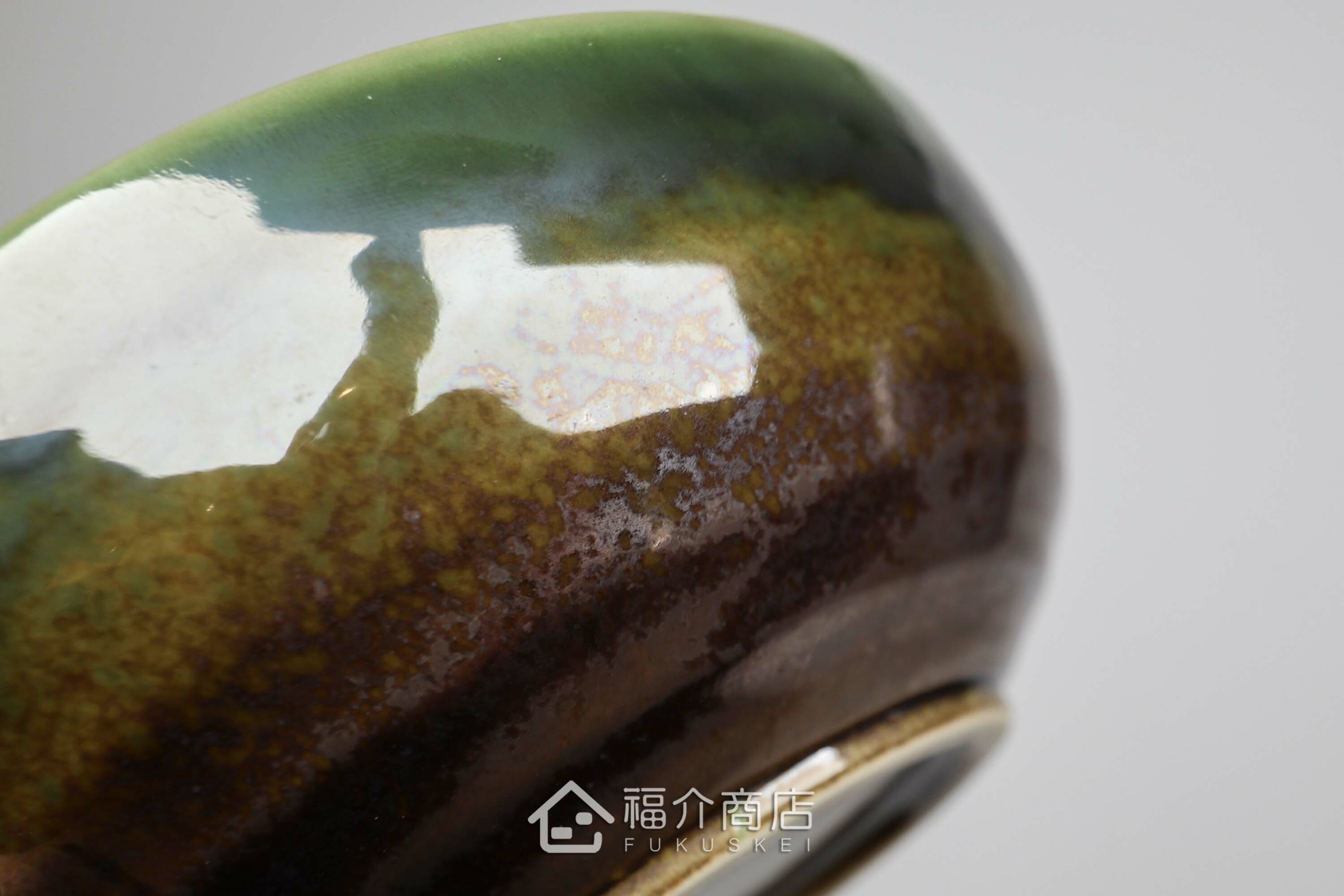 盛裝食物的綠色陶碗小缽