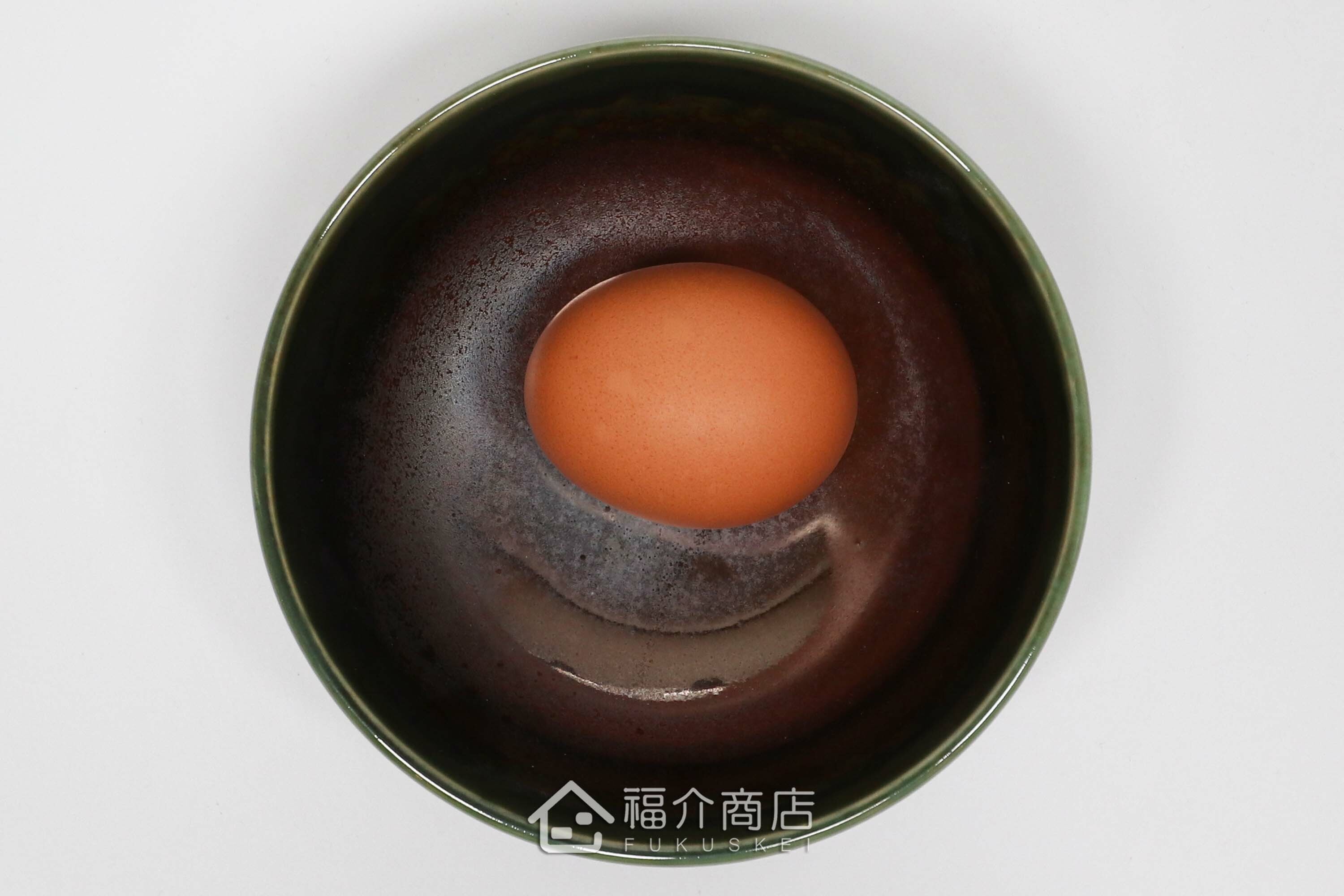 盛裝食物的綠色陶碗小缽