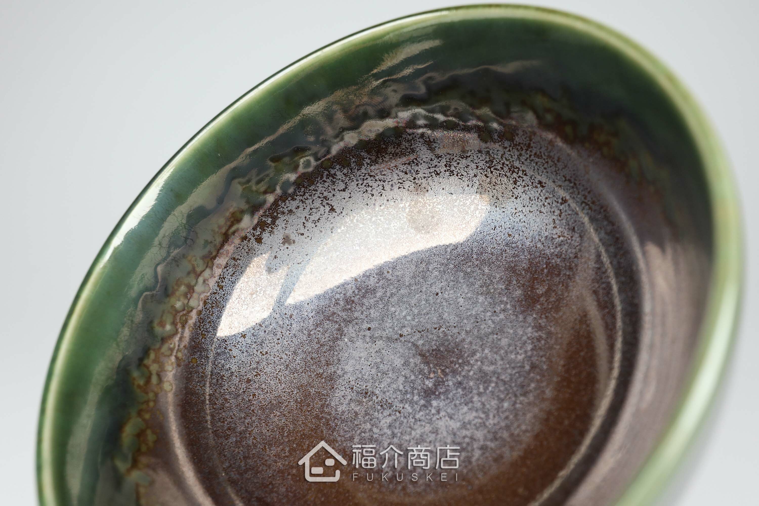 盛裝食物的綠色陶碗小缽