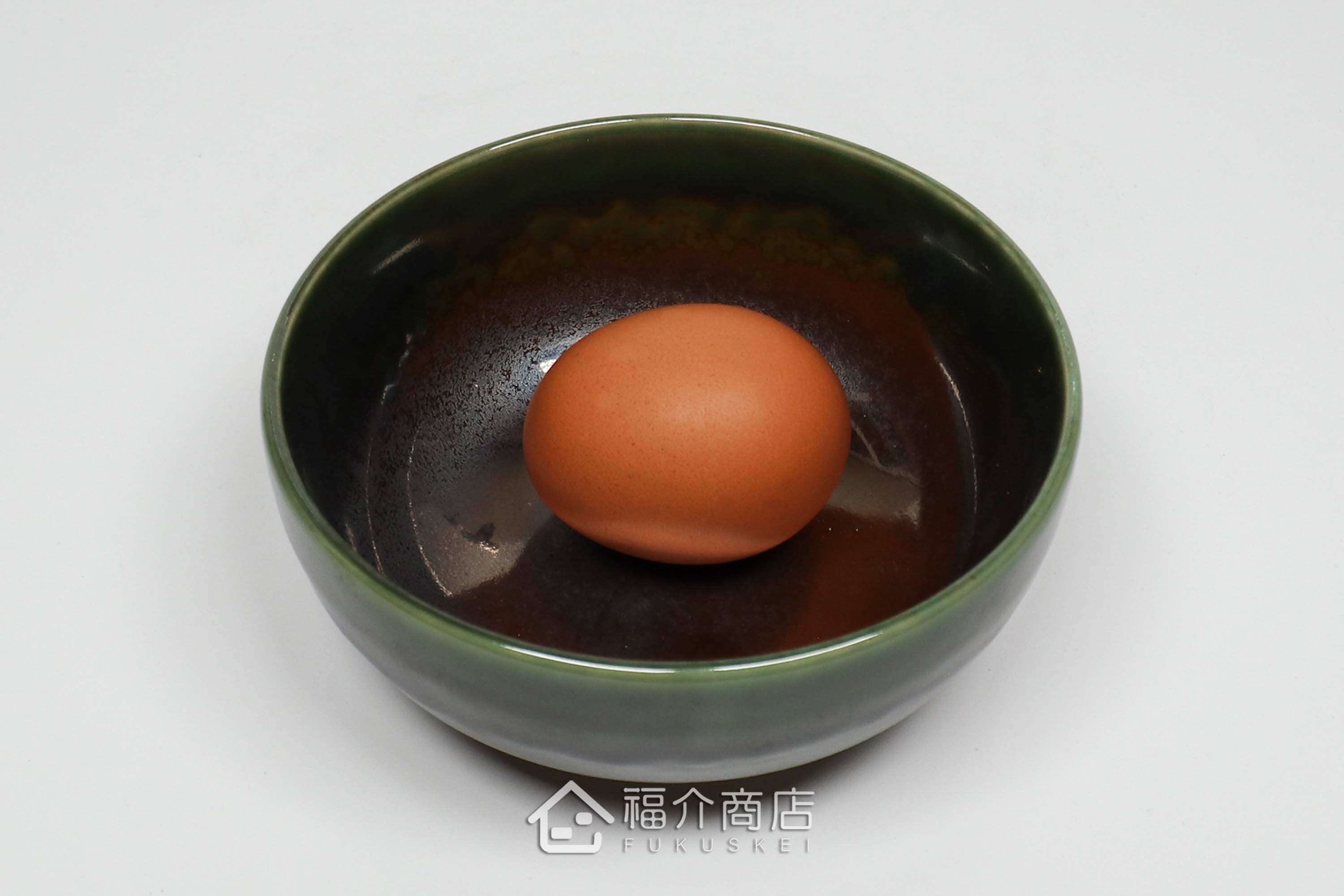 盛裝食物的綠色陶碗小缽與土雞蛋