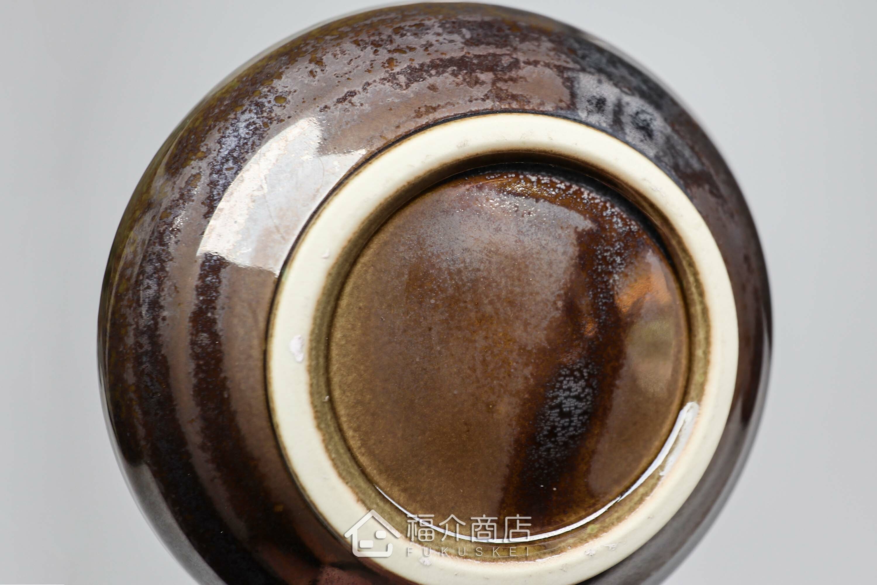 盛裝食物的綠色陶碗小缽