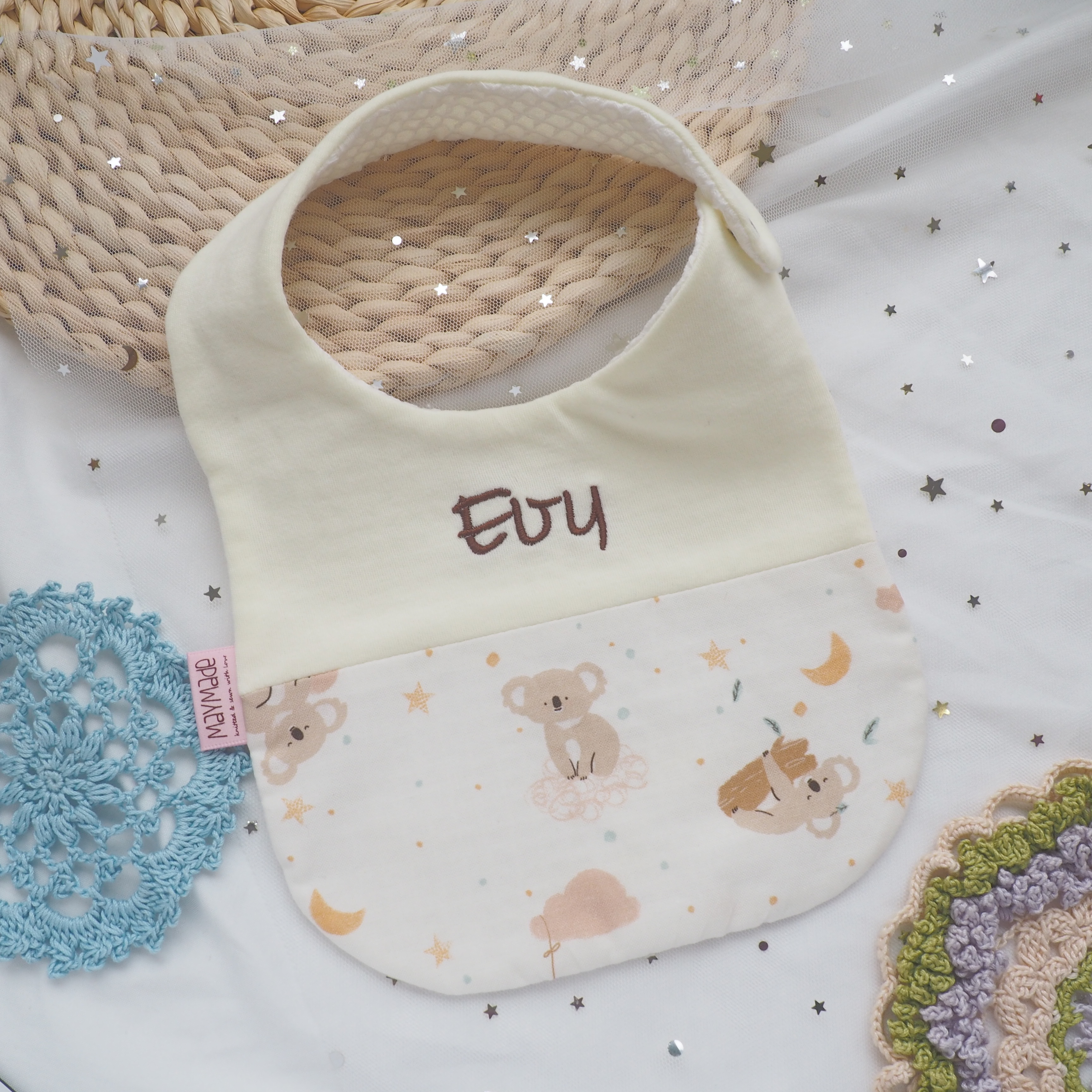 [SALE] 啡色親子樹熊圖案 拼布款繡名口水肩