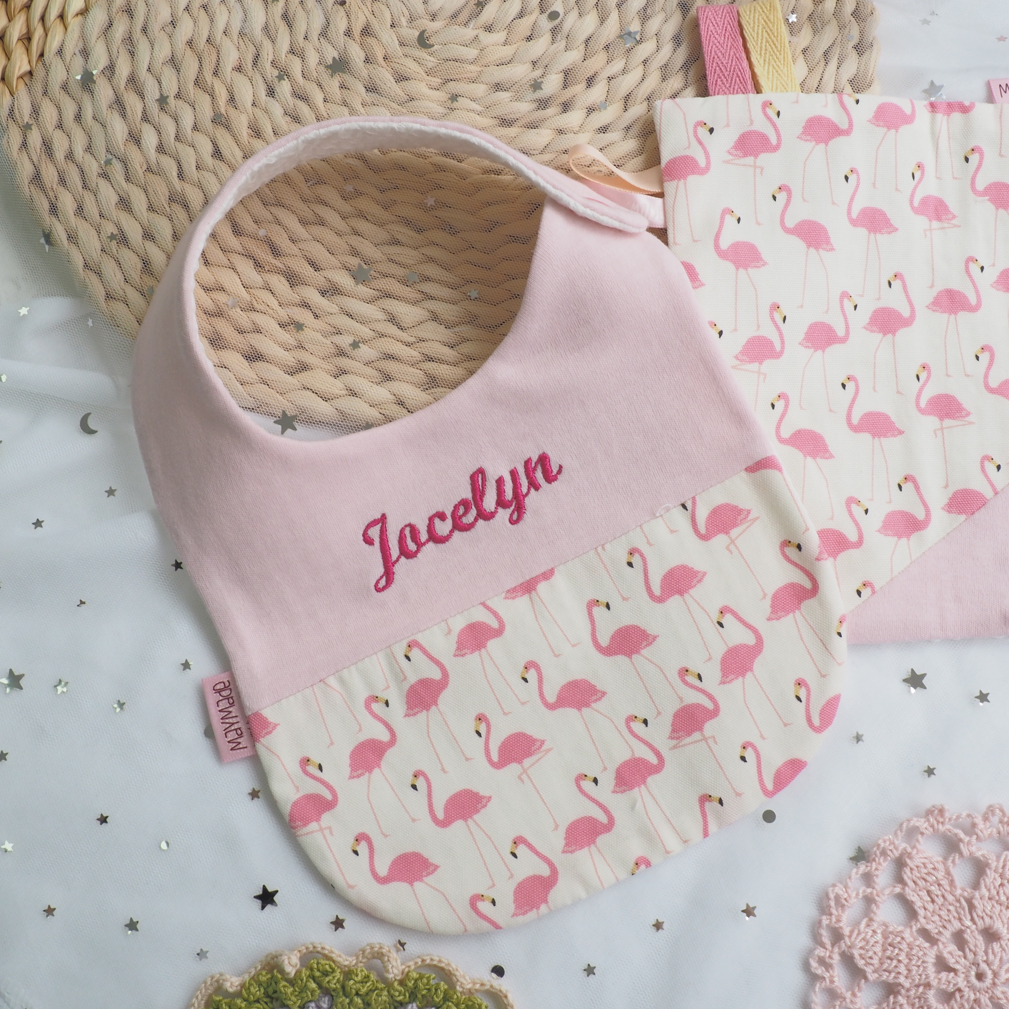 米黃紅鶴圖案 拼布款繡名口水肩