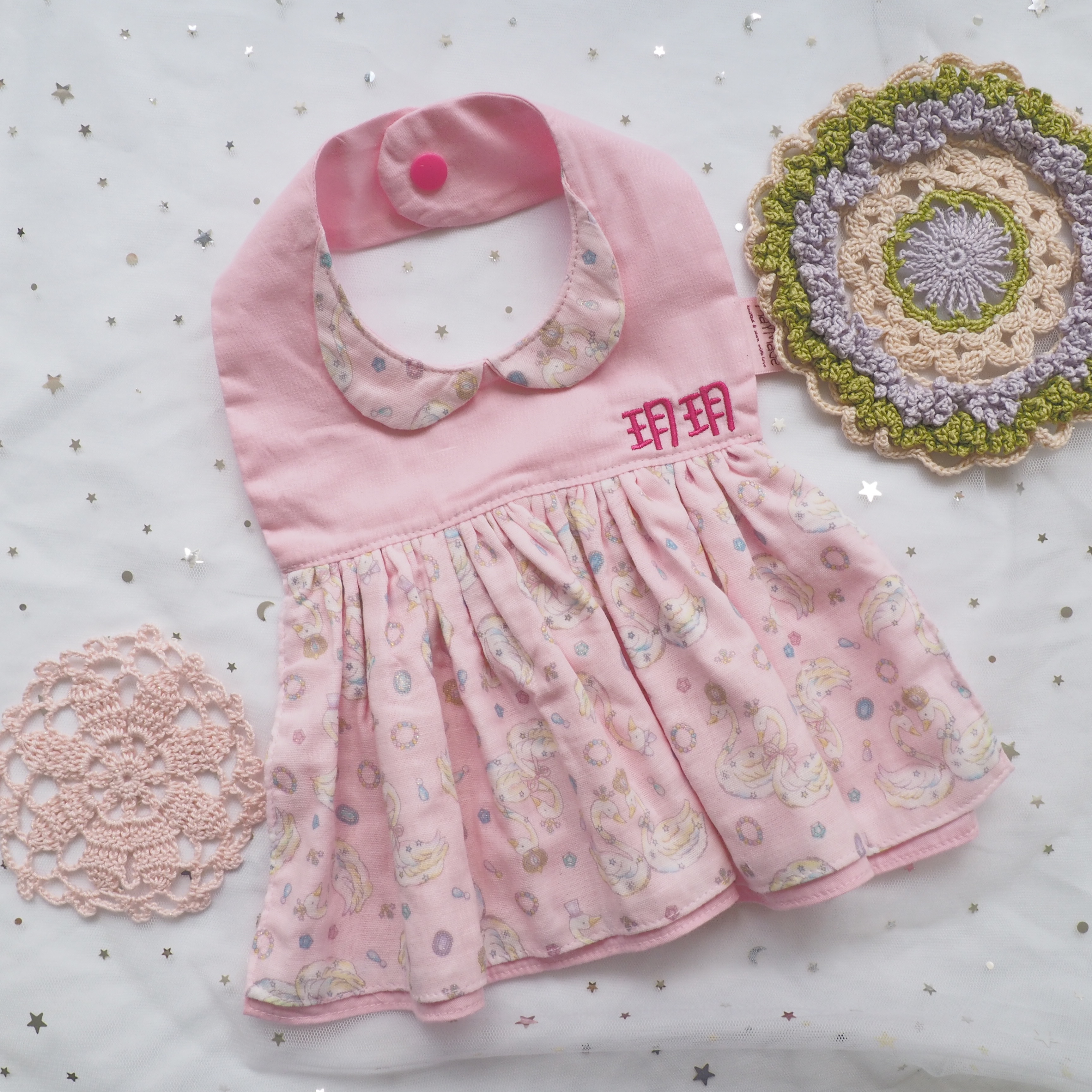 粉紅色天鵝圖案 迷你裙造型口水肩 彌月禮物