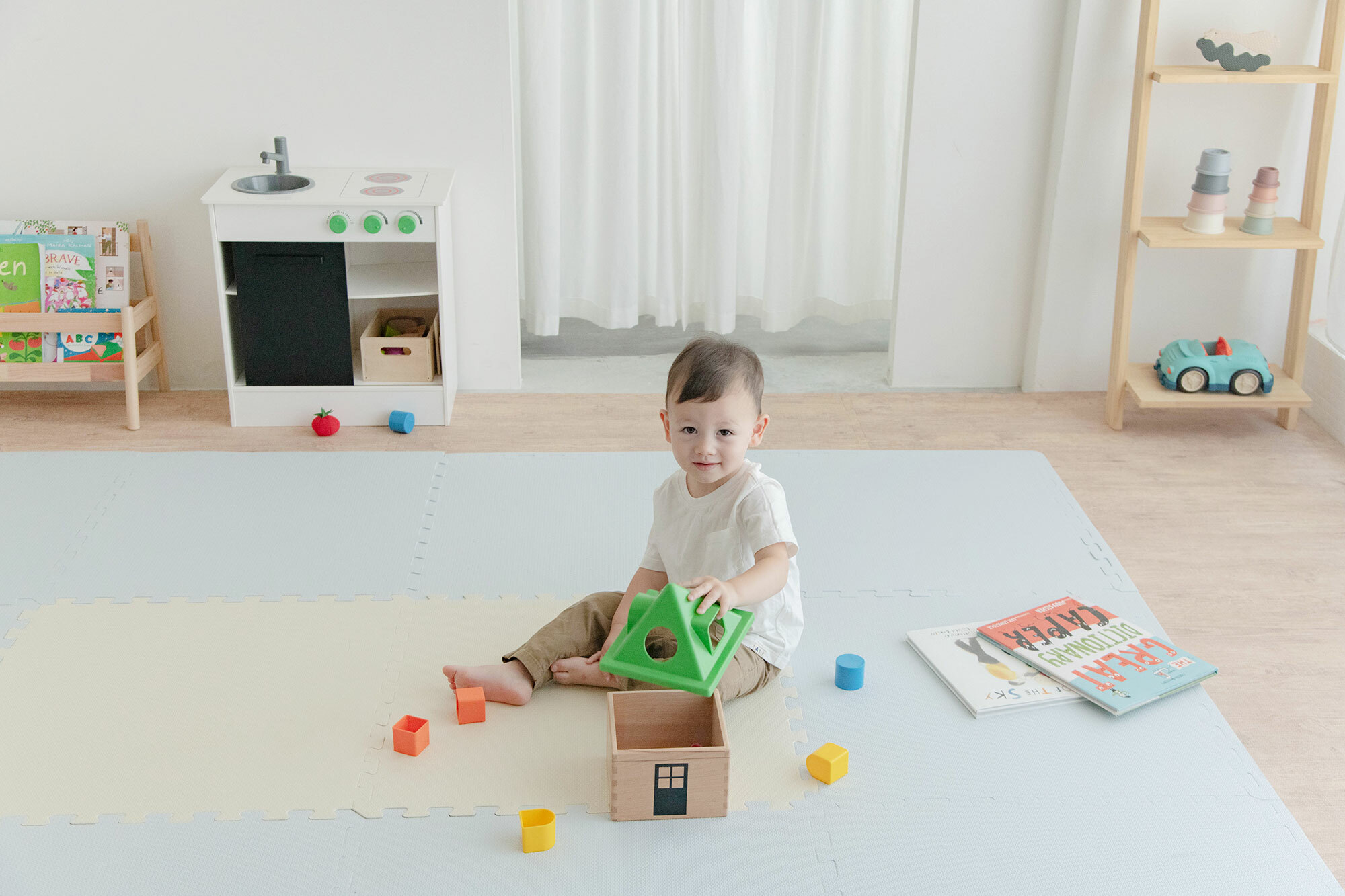 這是一張寶寶在地墊上玩的照片