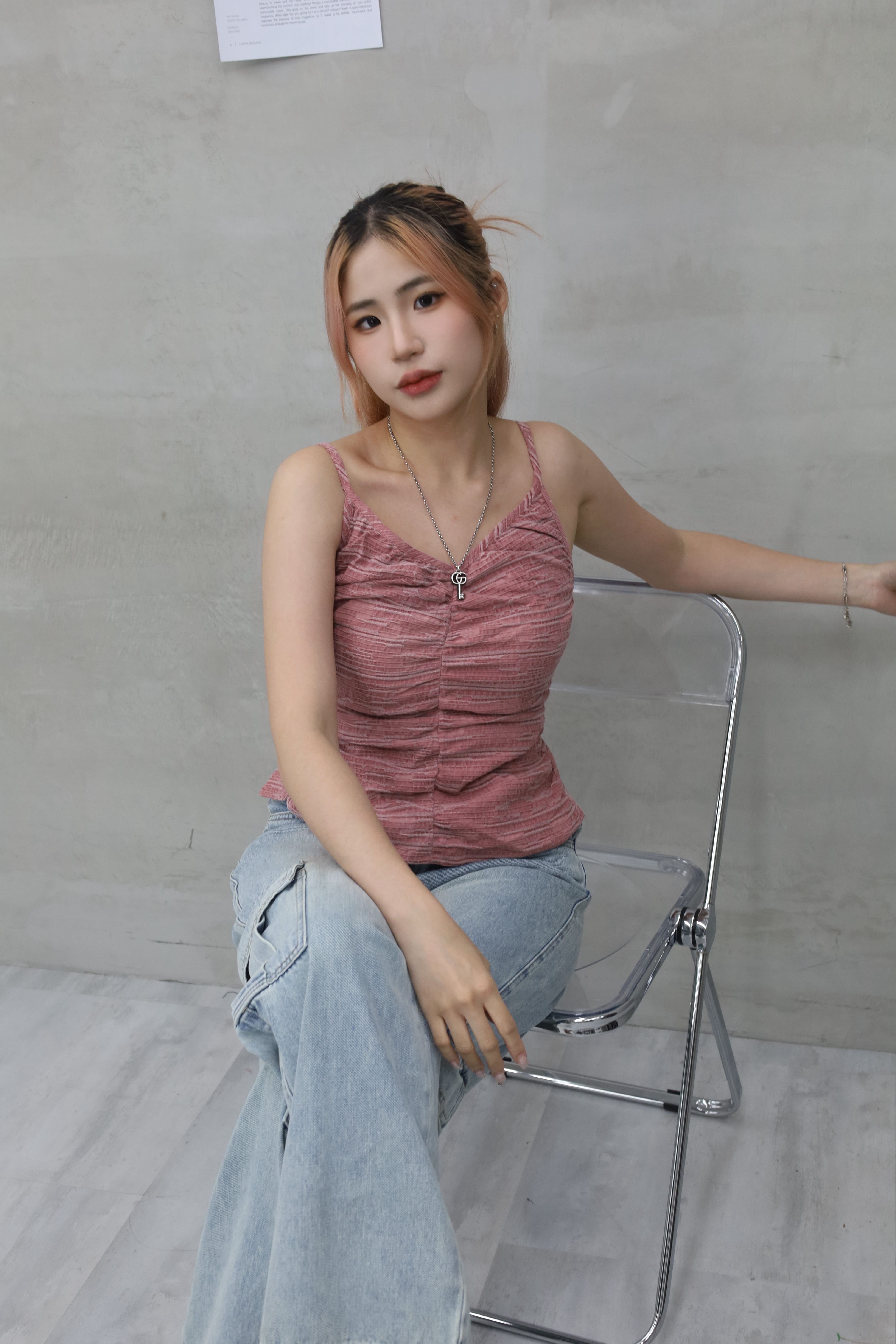 牛仔露背抓皺上衣