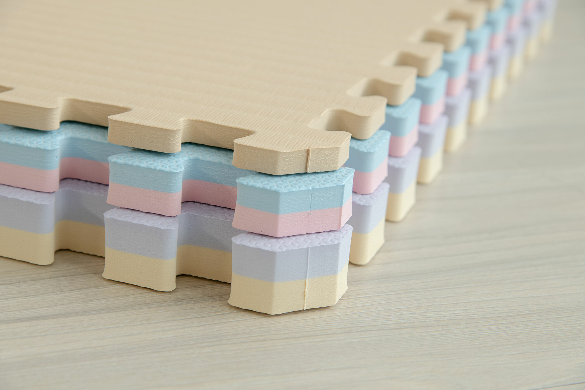 這是有很多不同厚度的地墊疊在一起的照片