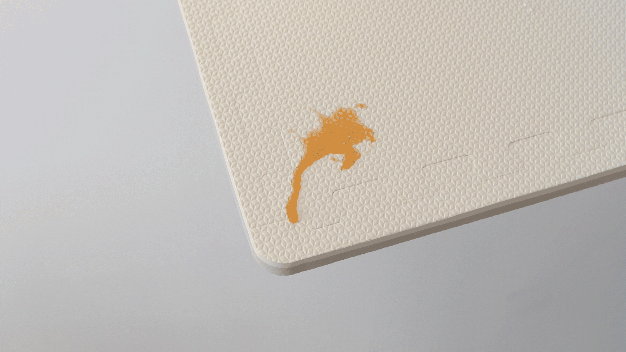 這是清洗沾到醬料的地墊的動圖