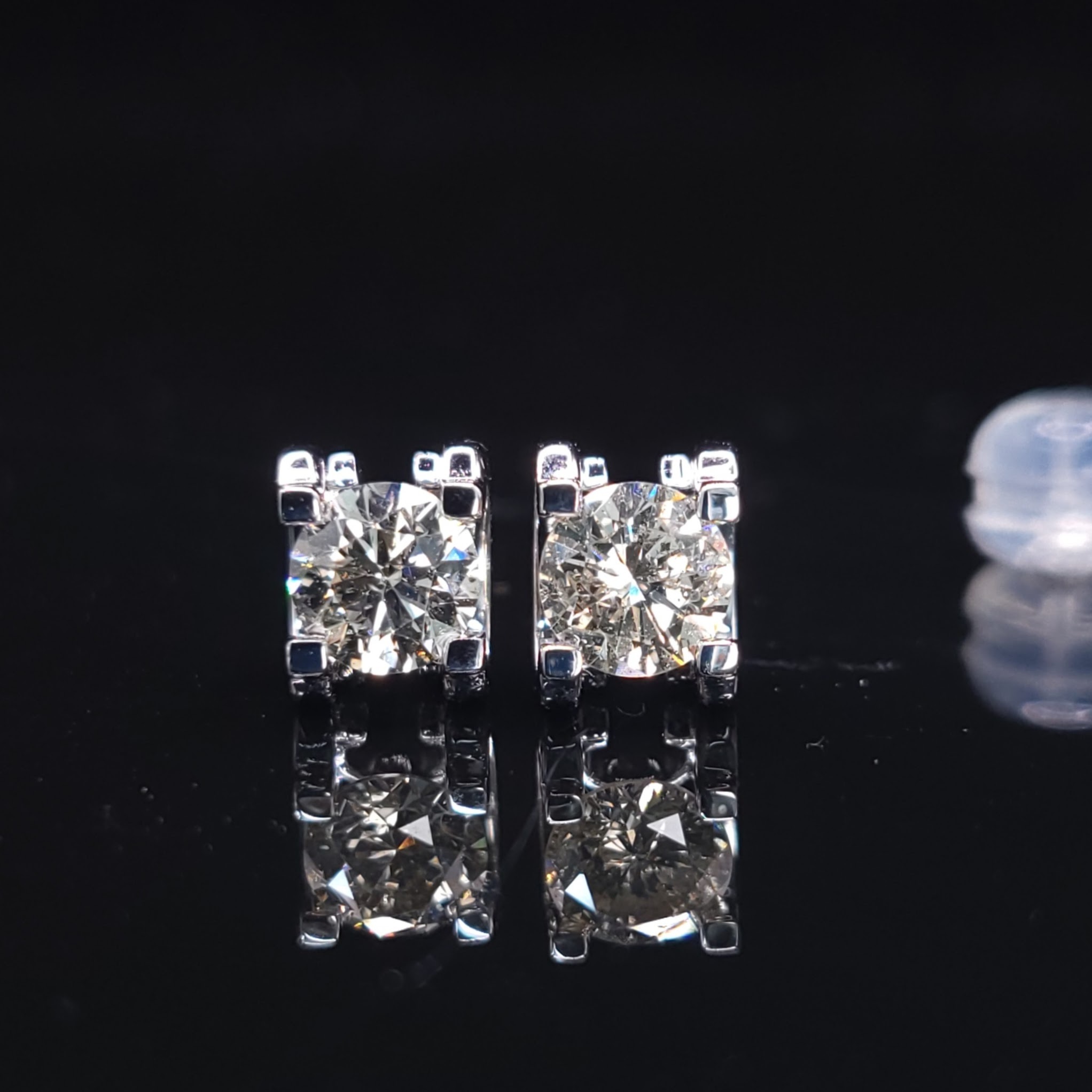 全新18K白金【主石67份鑽石】4爪耳環