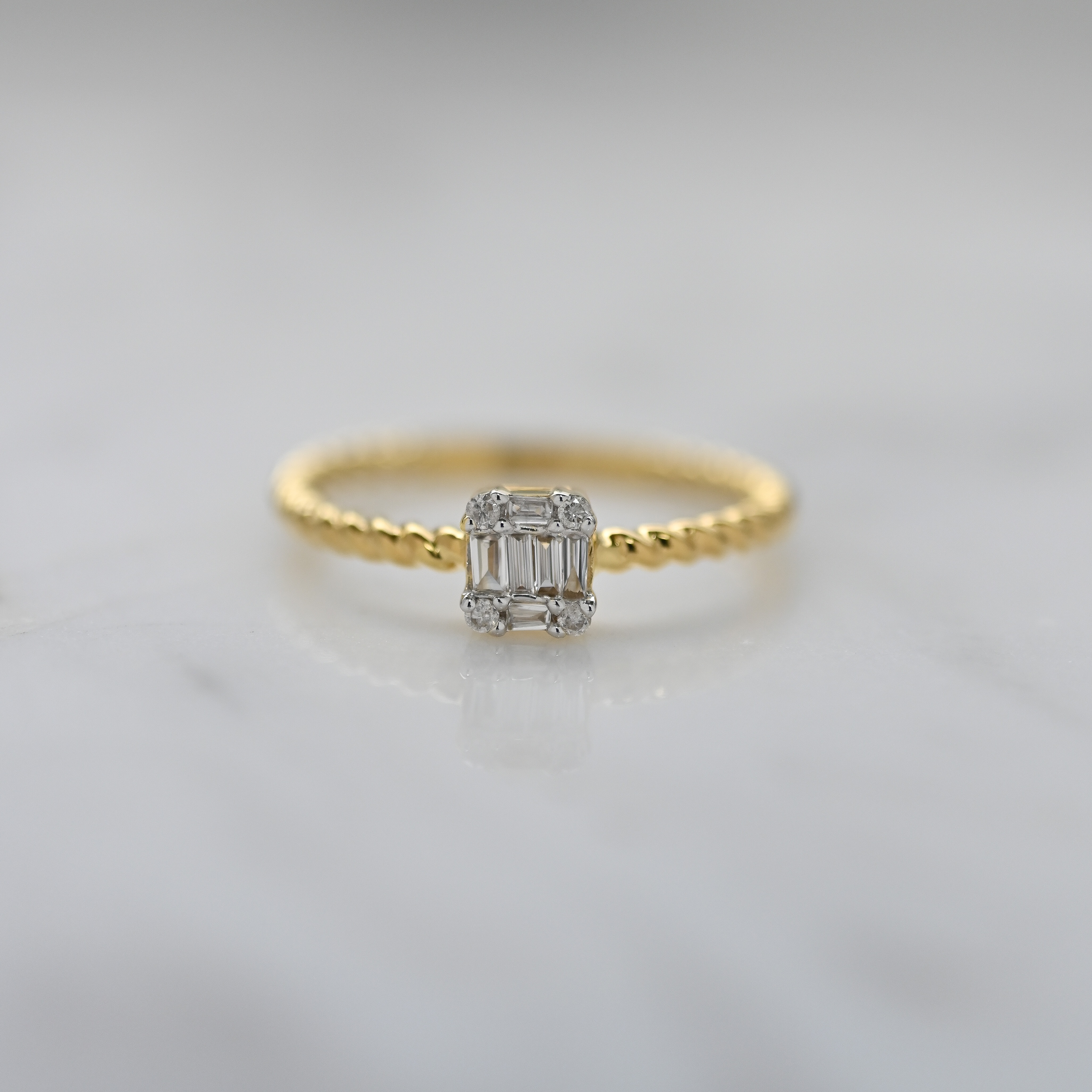 18K Cuadrada Diamond Ring
