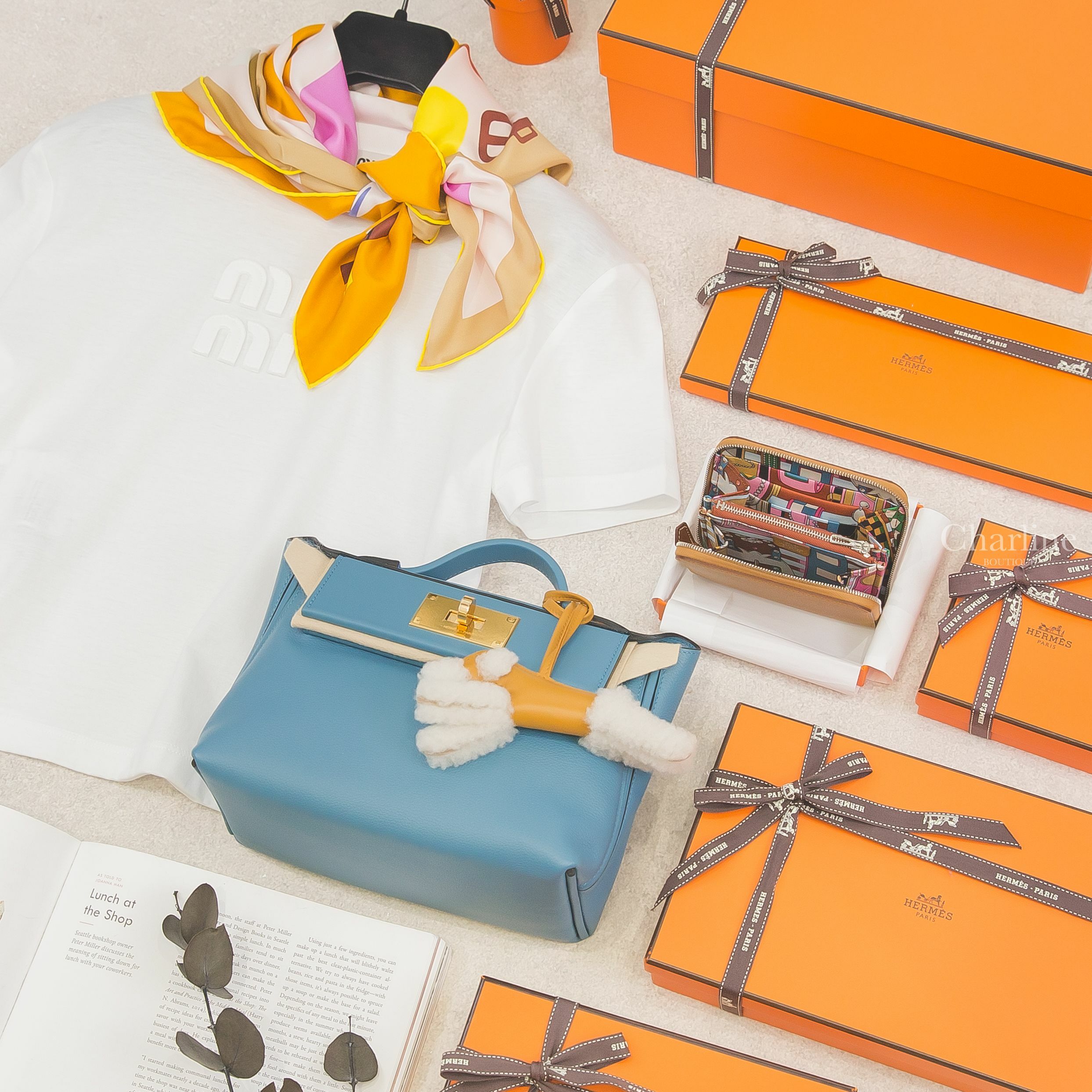 Hermès Mini Kelly 24/24 新丹寧藍金釦,Hermès Budy 芝麻黃羊毛獵狐梗犬吊飾,Hermès Silk Wallet芝麻黃色絲巾短夾,Miu Miu 白色立體字母短袖棉T-Charline Boutique 精品代購