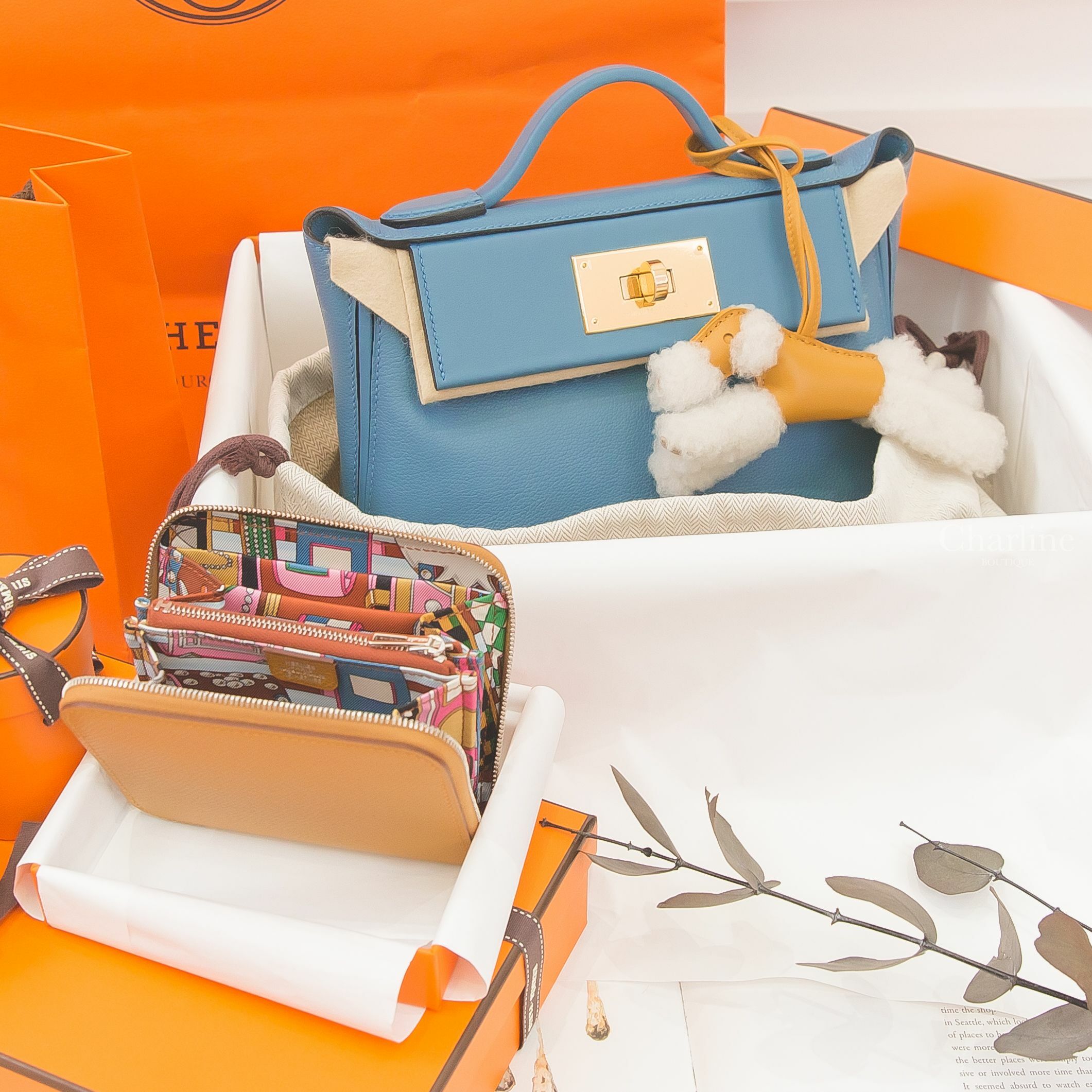 Hermès Mini Kelly 24/24 新丹寧藍金釦,Hermès Budy 芝麻黃羊毛獵狐梗犬吊飾,Hermès Silk Wallet芝麻黃色絲巾短夾-Charline Boutique 精品代購