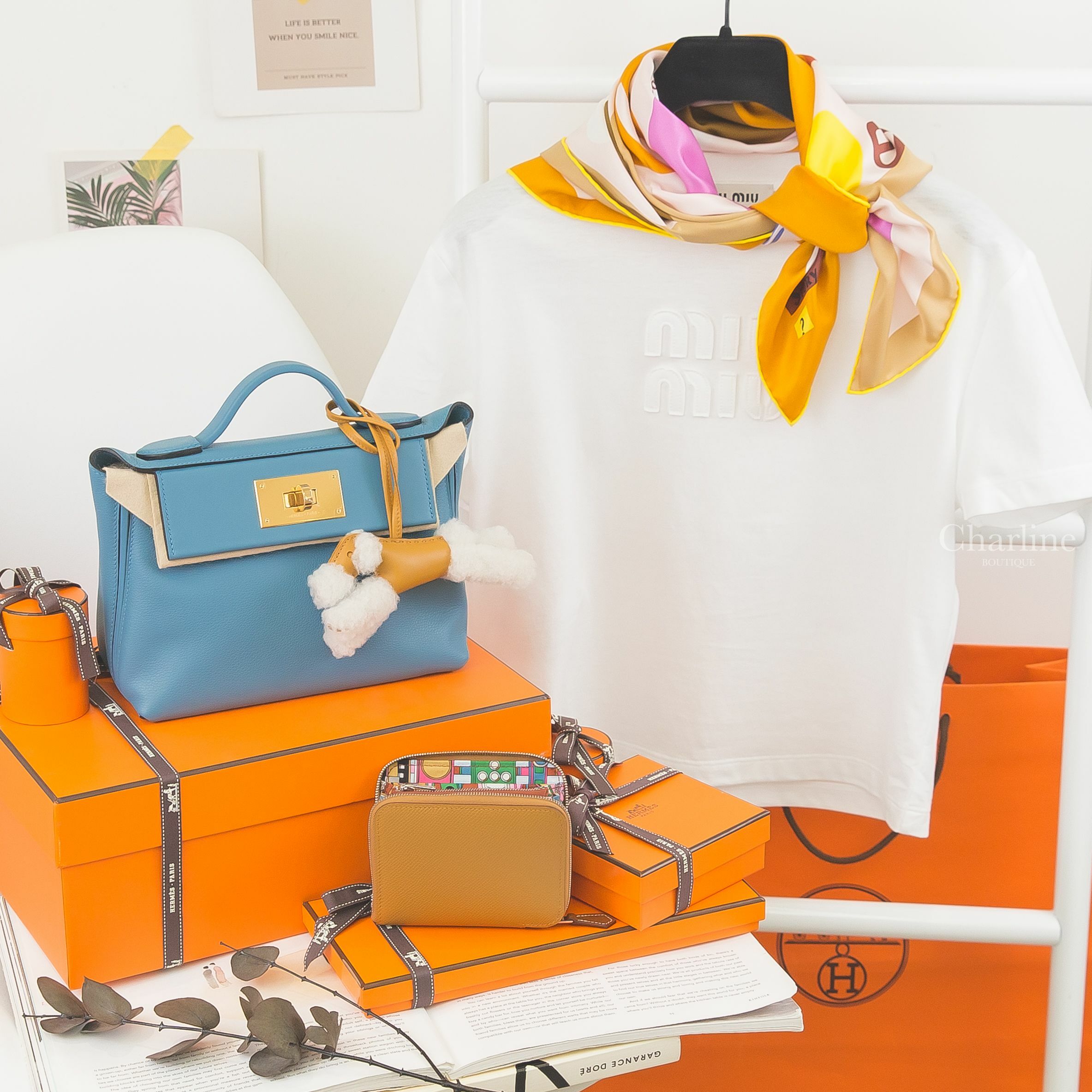 Hermès Mini Kelly 24/24 新丹寧藍金釦,Hermès Budy 芝麻黃羊毛獵狐梗犬吊飾,Hermès Silk Wallet芝麻黃色絲巾短夾,Miu Miu 白色立體字母短袖棉T-Charline Boutique 精品代購