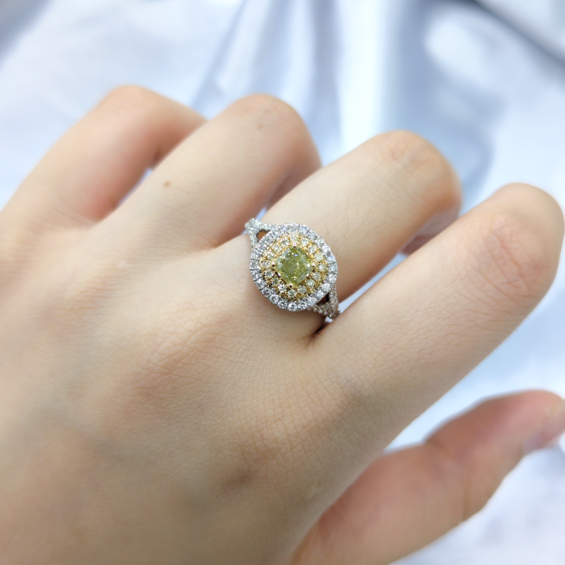 18K Gold 1.07ct Fancy Green Yellow Diamond Ring