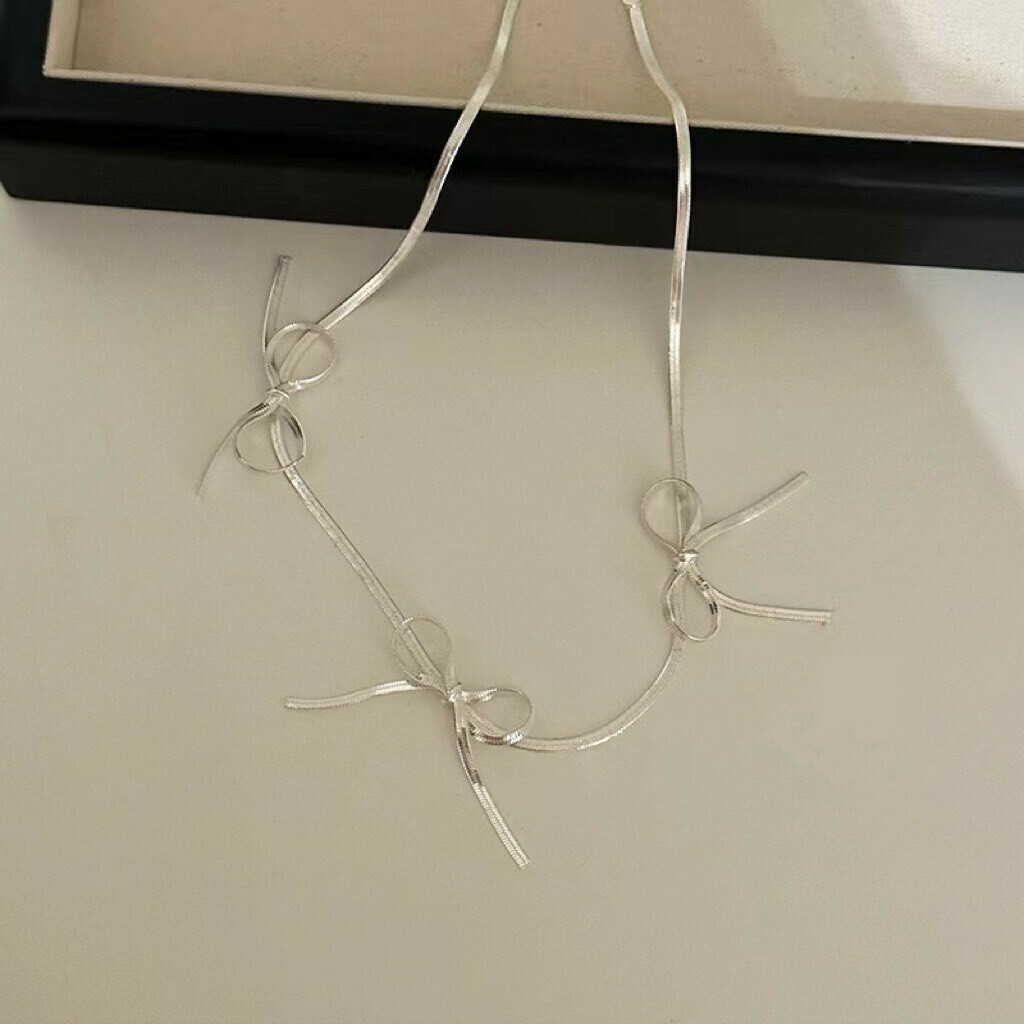 悸動．長款分布式蝴蝶結頸鏈