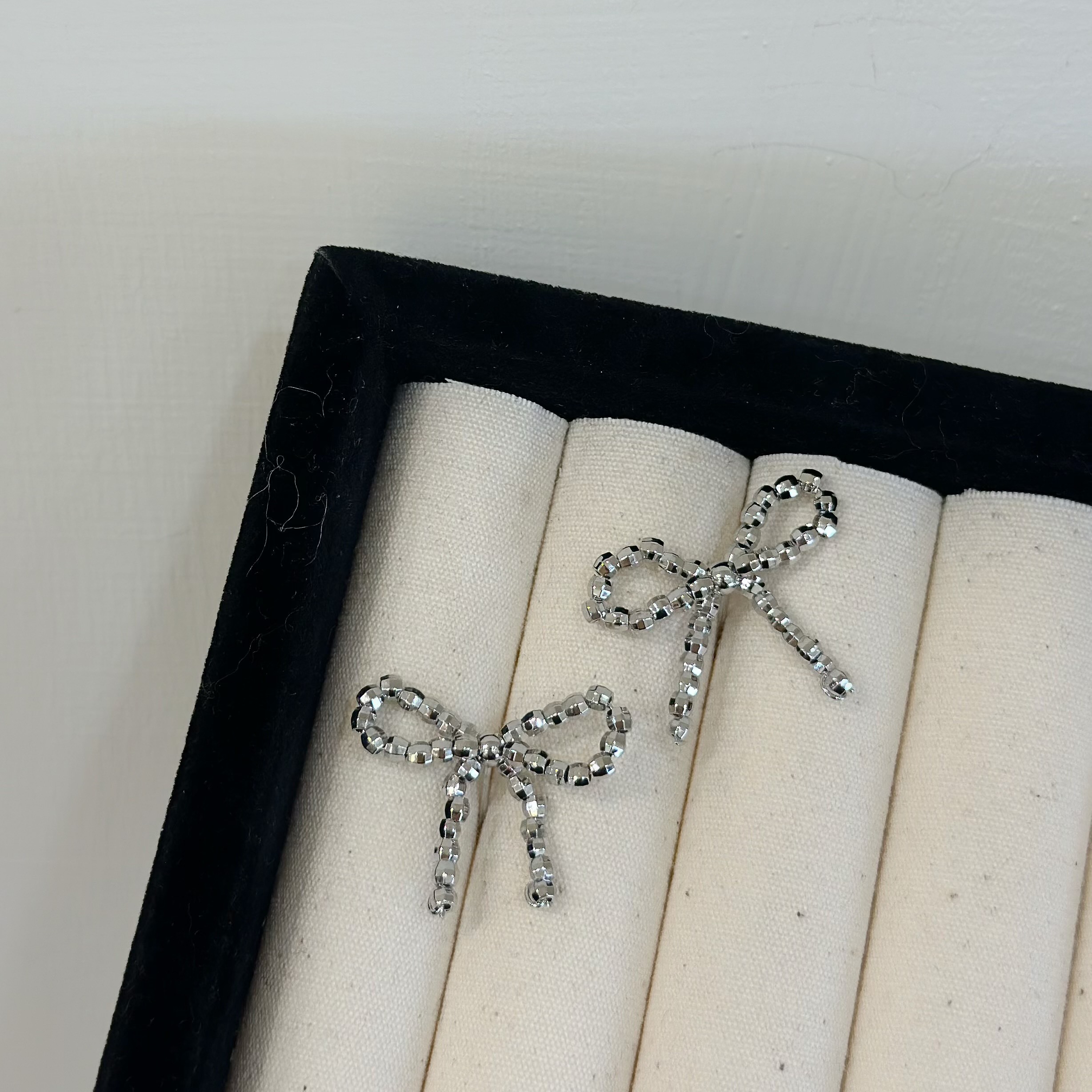 H16碎銀蝴蝶結耳貼