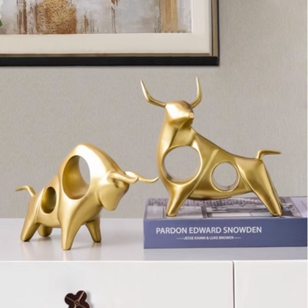 Hot recommendation: a pair of cow resin lucky ornaments (head up and head down - a pair of gold)