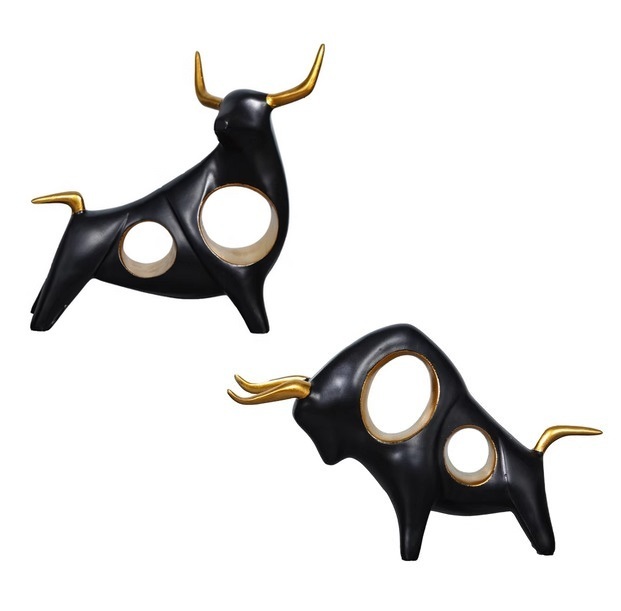 Hot recommendation: a pair of cow resin lucky ornaments (head up and head down - a pair of black)