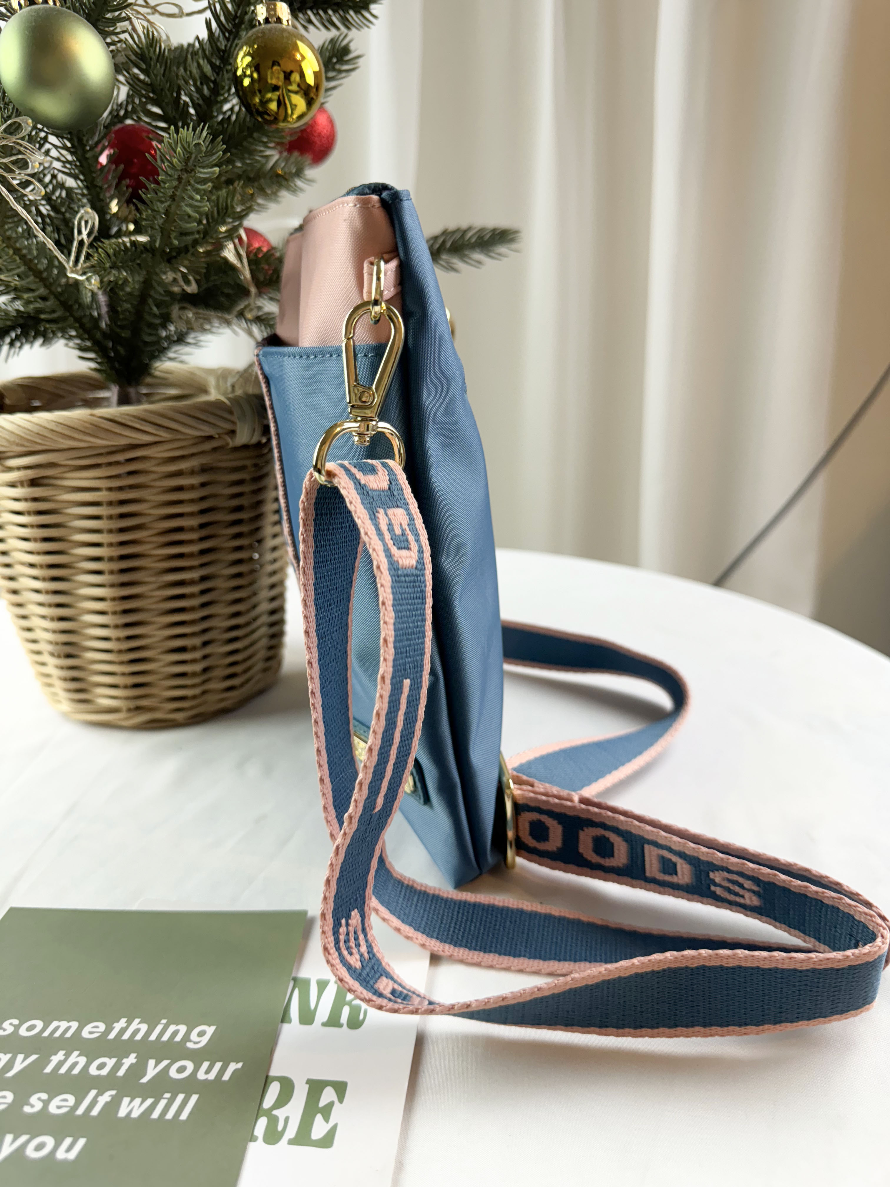 GOODS 綠粉拼色單層防潑水手機側背包 #2231