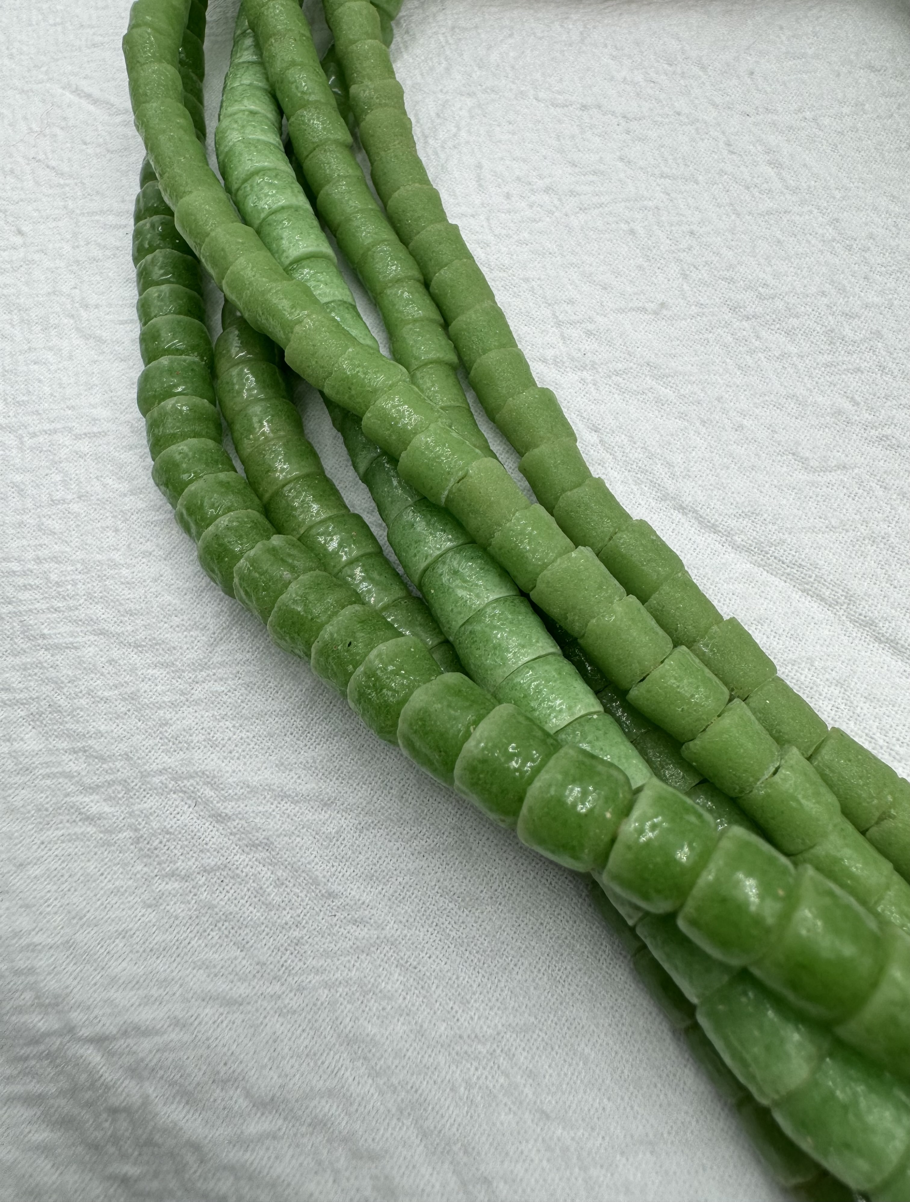 No.1貿易老綠珠8mm長6mm總長64.5cm共109顆