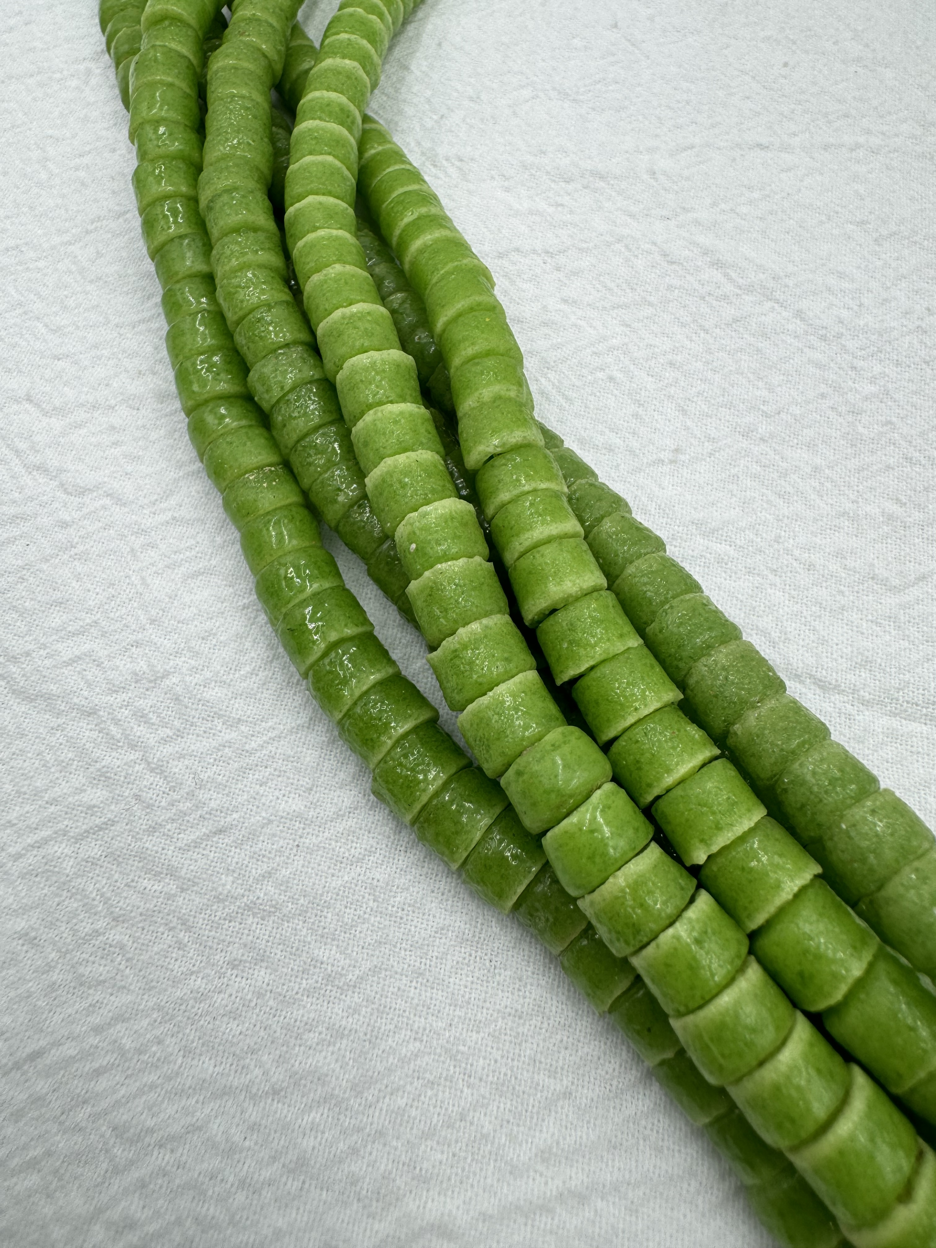 No.2貿易老綠珠7.5mm長6mm總長66cm共133顆