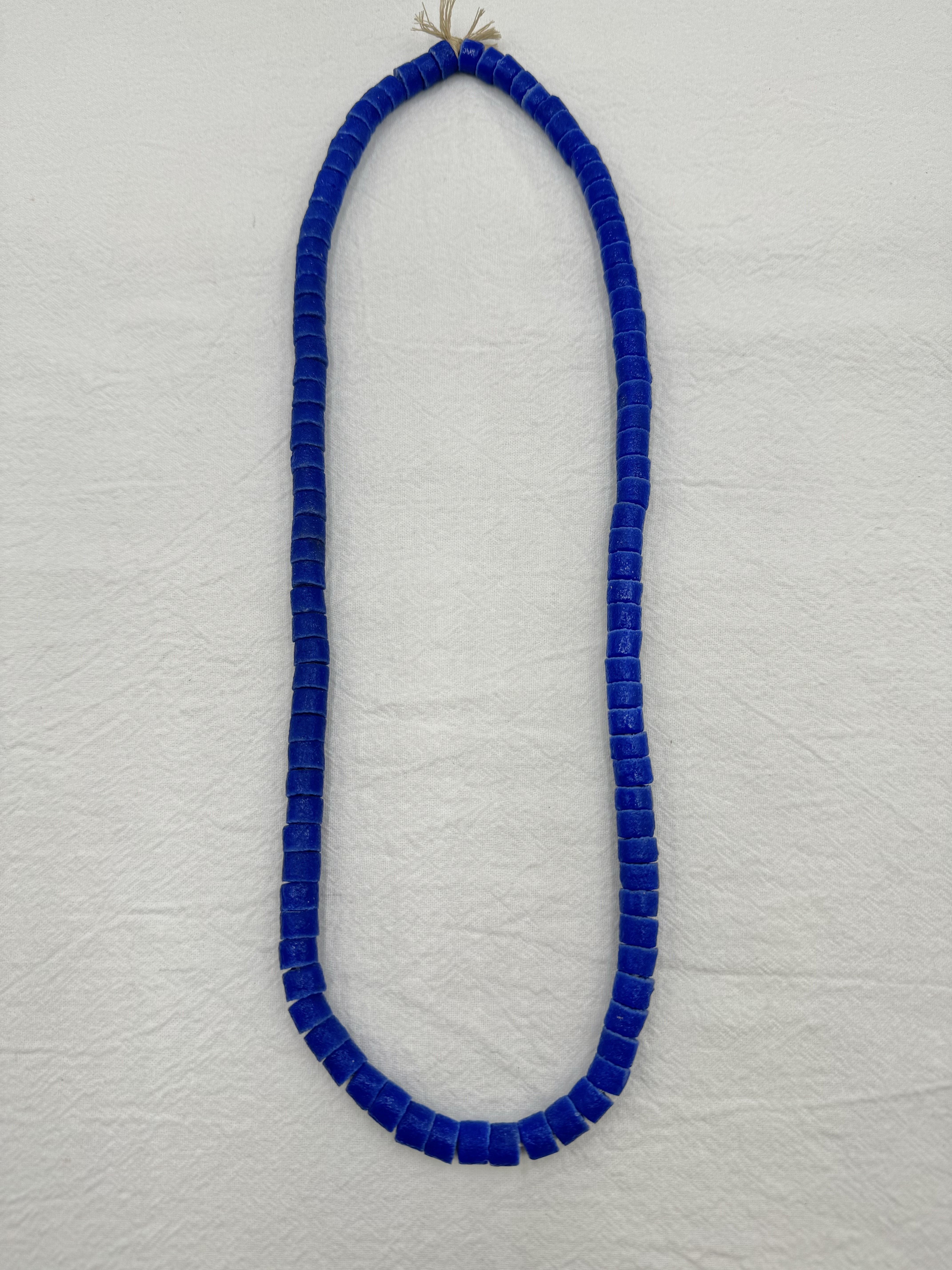 No.4貿易老藍珠8mm長5.5mm總長64cm共111顆