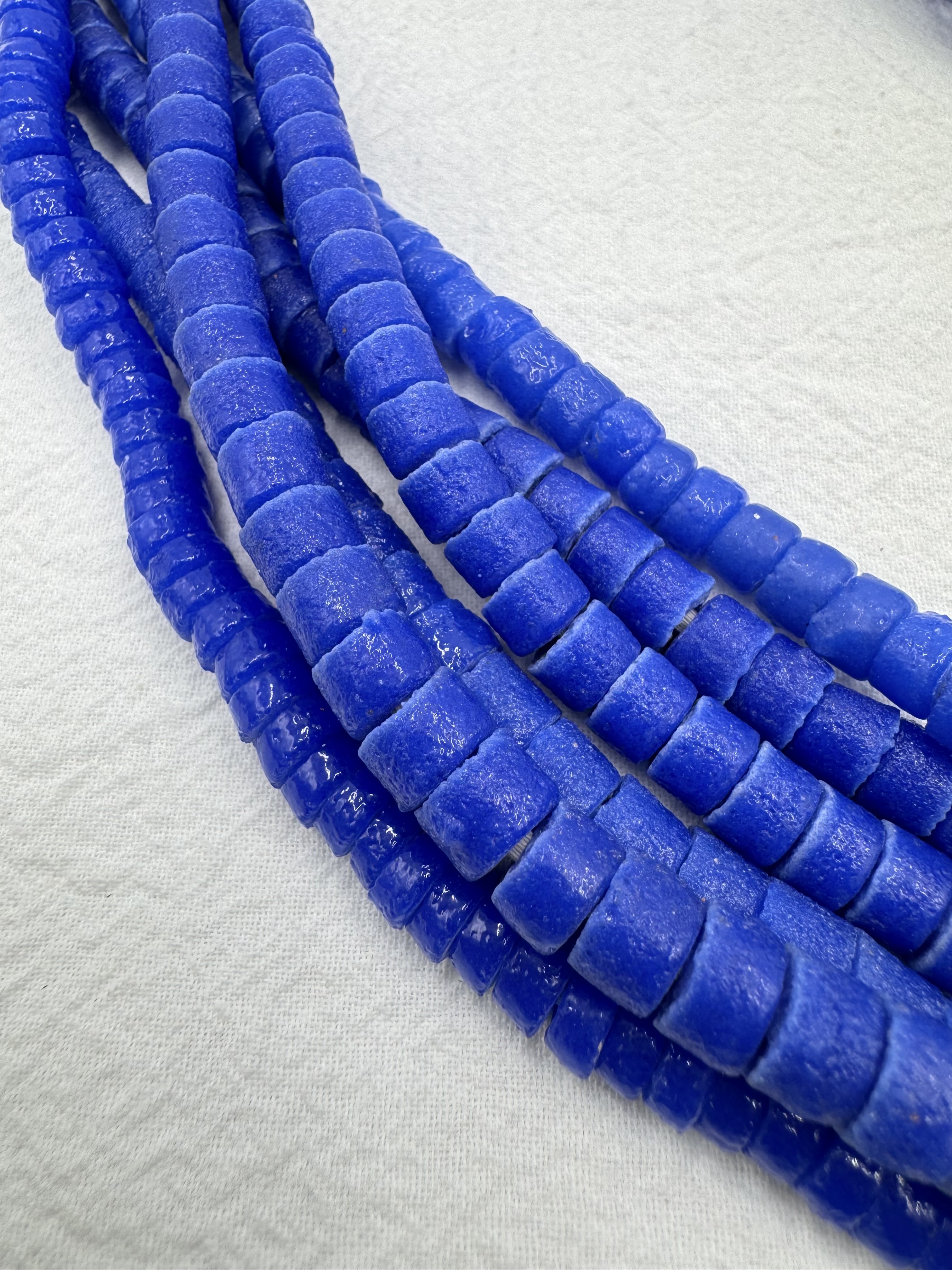 No.4貿易老藍珠8mm長5.5mm總長64cm共111顆