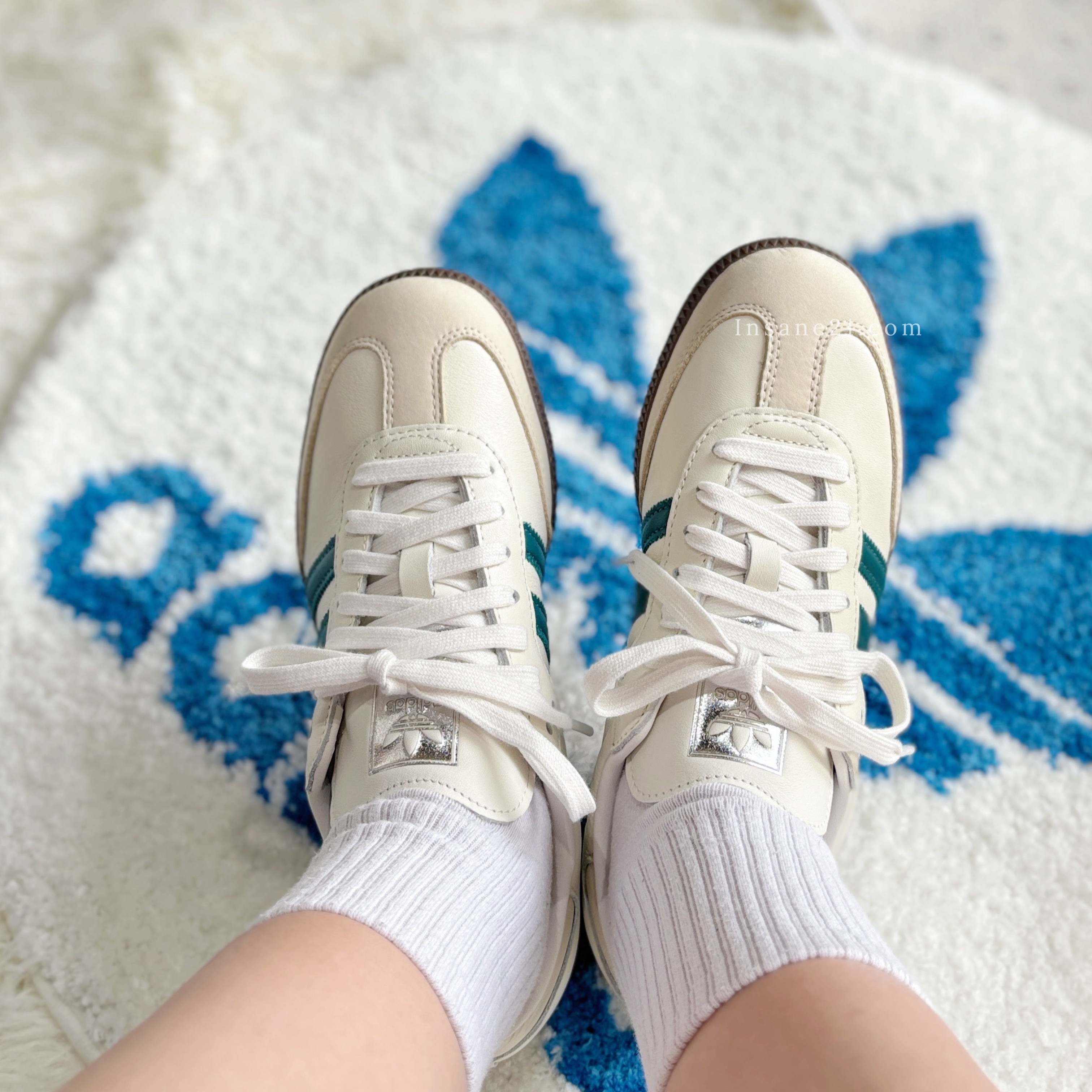 美品　addidas SAMBA ホワイト adidas SAMBA OG W WONDER WHITE/CORE BLACK/ALUMINA