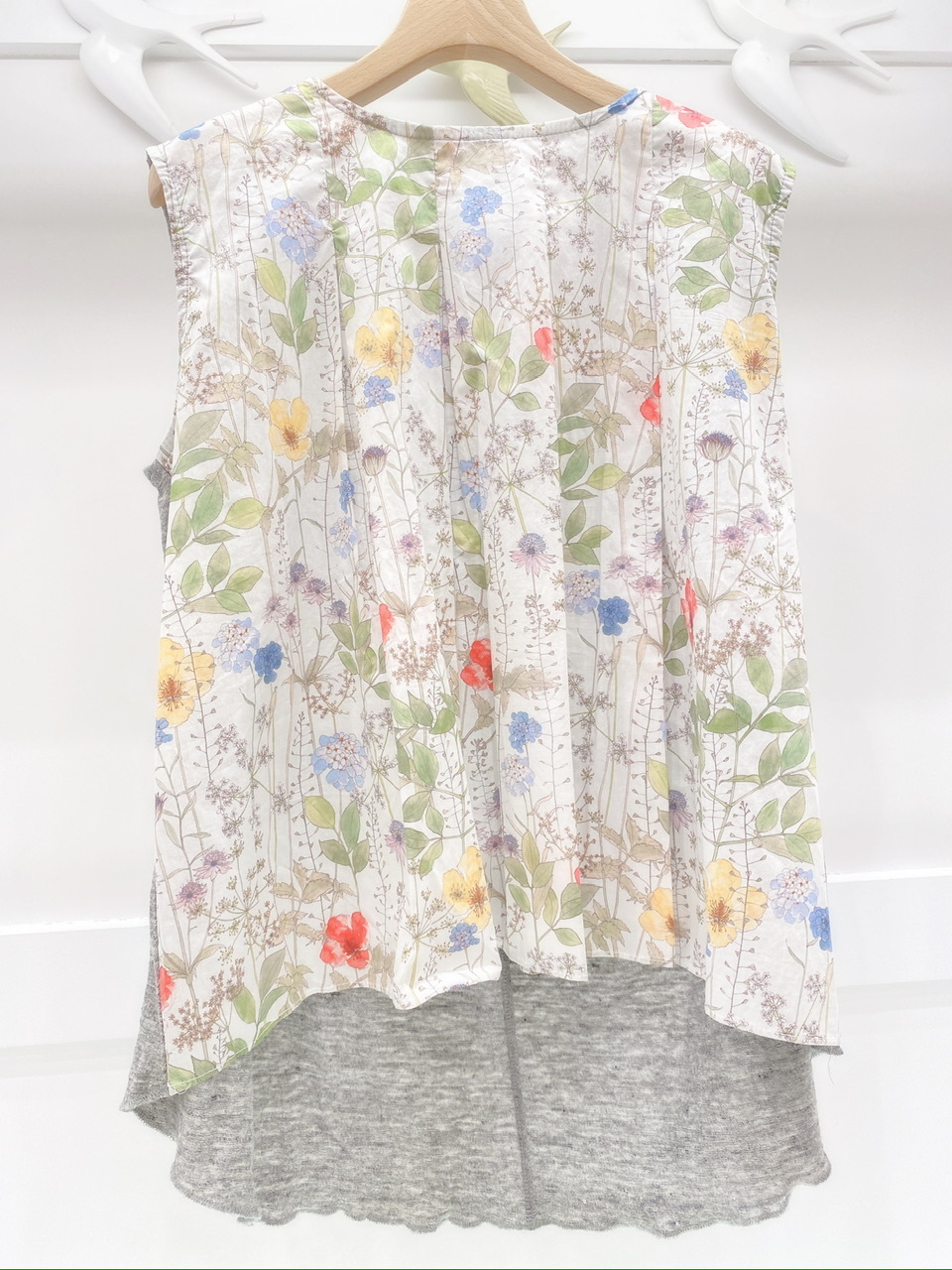 花布後素面無袖上衣