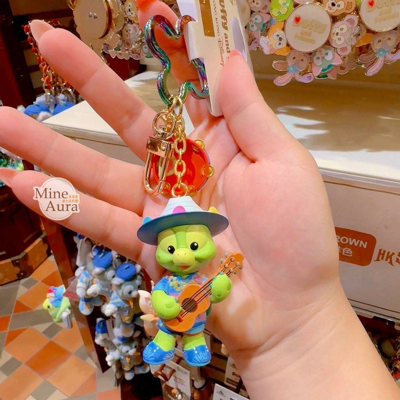 2024 夏日限定 奧樂米拉 海龜 OluMel 彈烏克麗麗 造型 鑰匙圈 吊飾 -香港迪士尼樂園