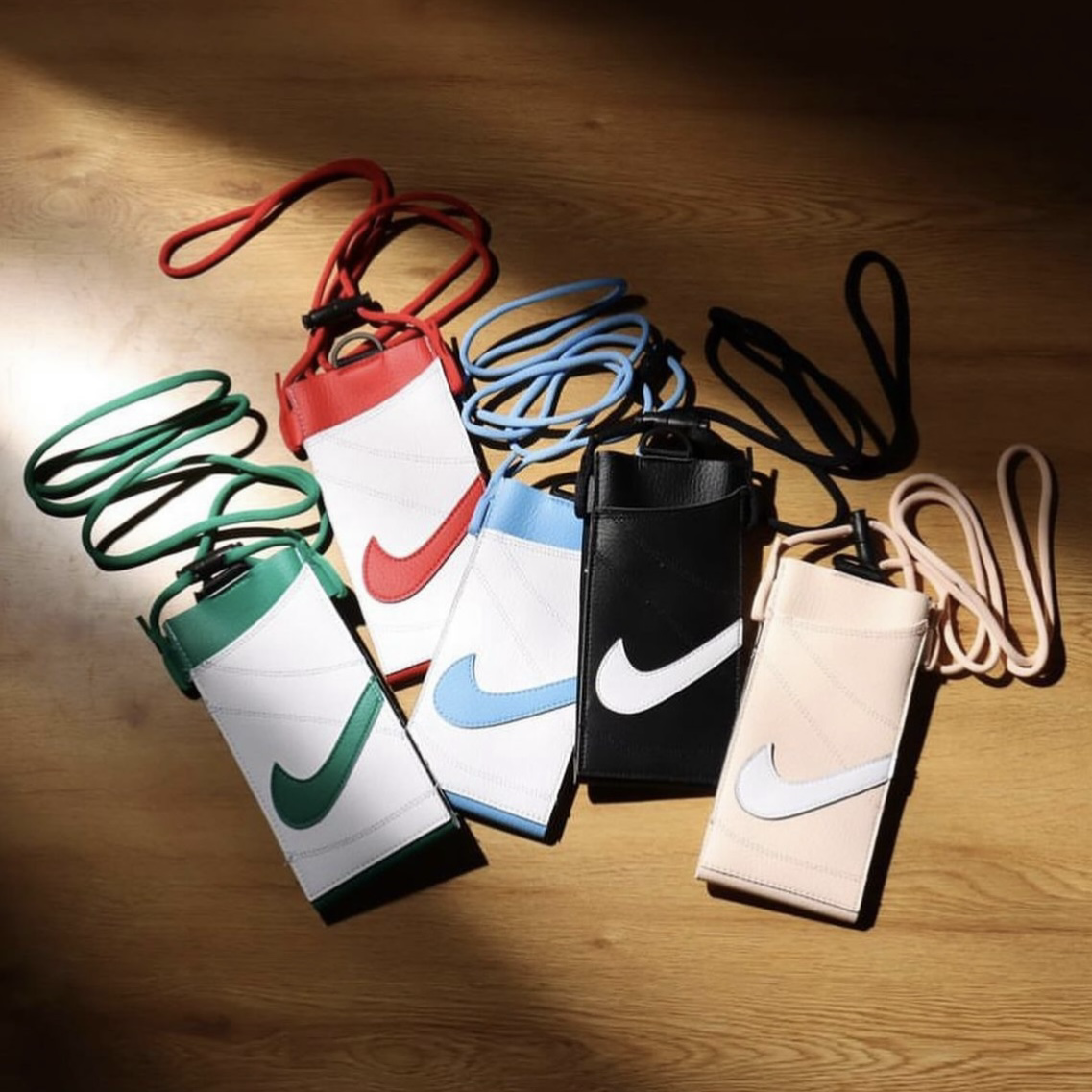 Nike 可觸控手機包 黑/綠/紅/藍/奶茶色 證件夾 手機袋 零錢包 卡片夾 掛繩 肩背 可調整 N1010036091