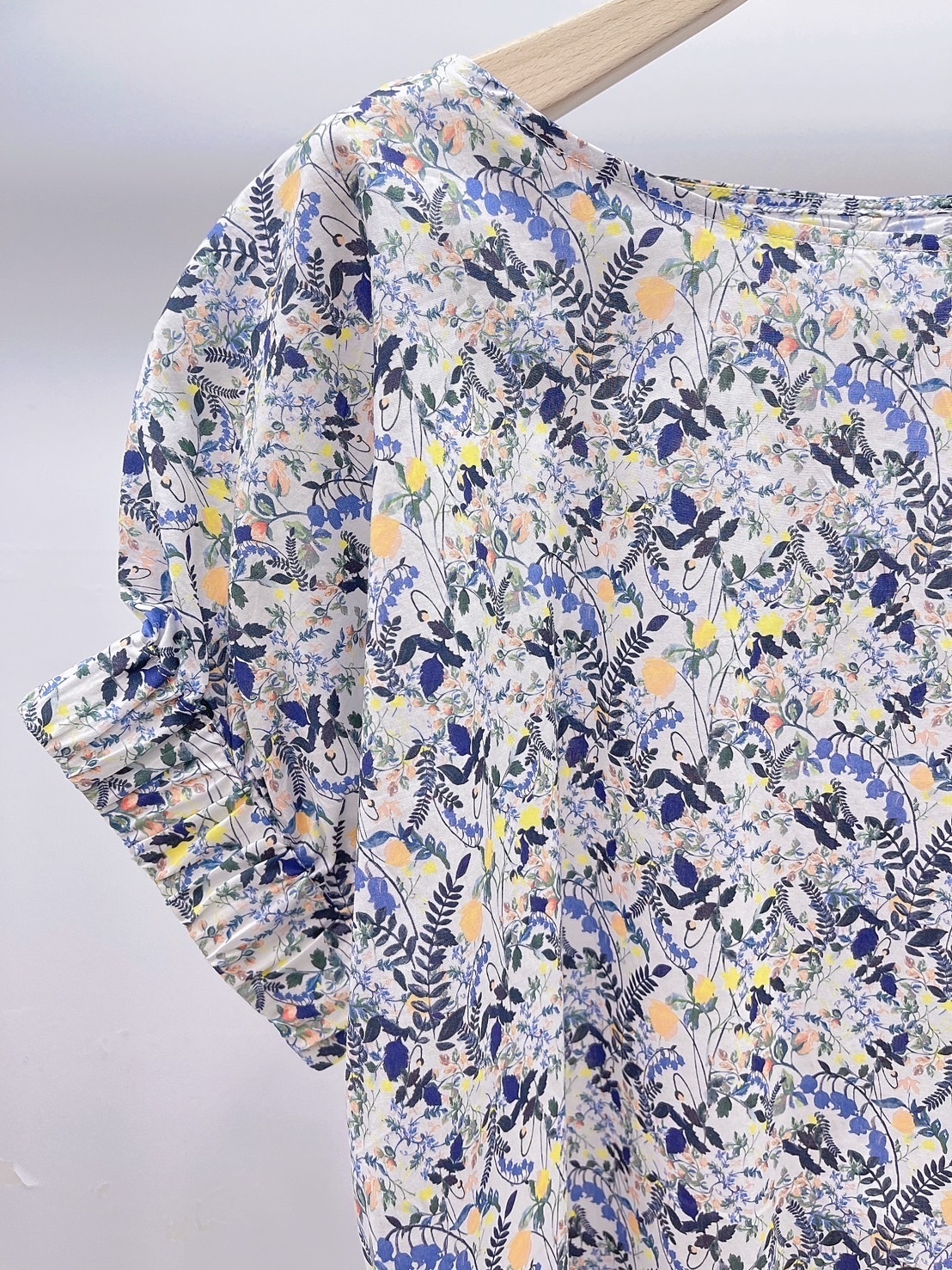 鬆緊袖花布上衣