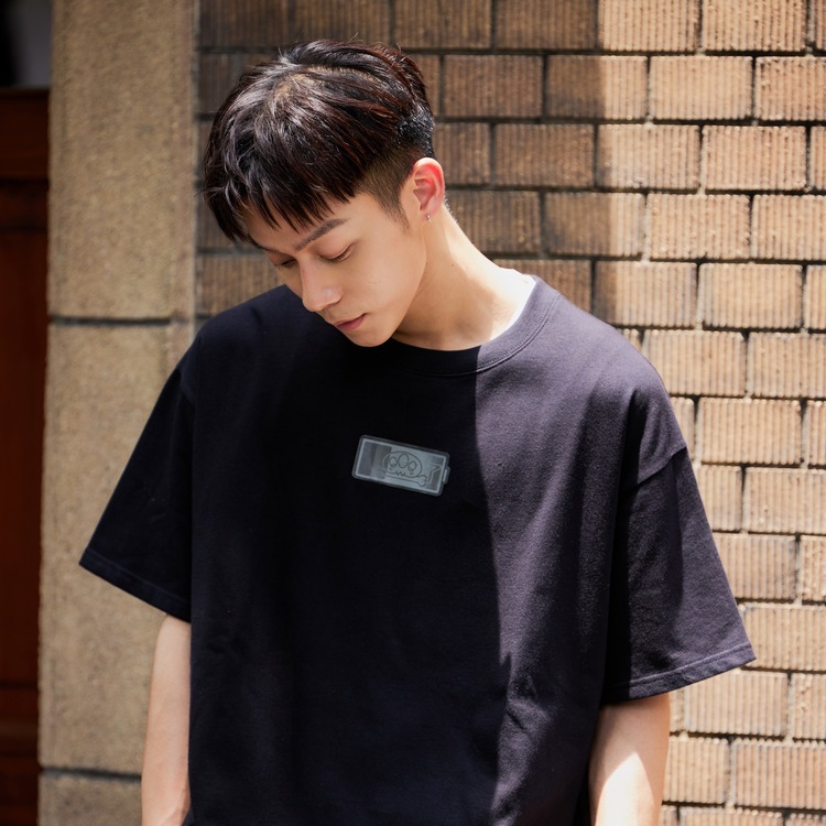 為你充電 ˣ ˷ ˣ 動動短袖T恤｜黑