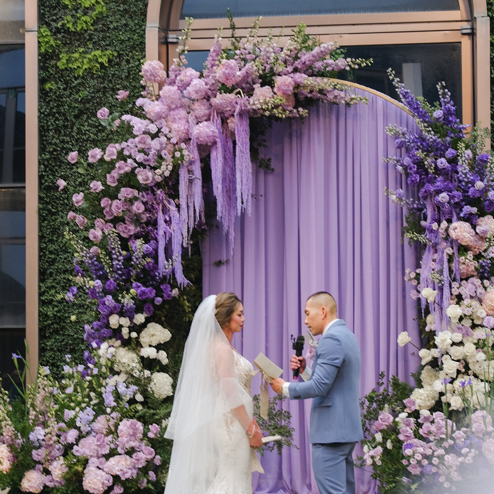 精美的戶外婚禮儀式區花藝佈置照片