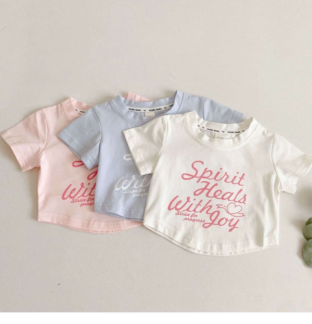 百搭款短版字母上衣