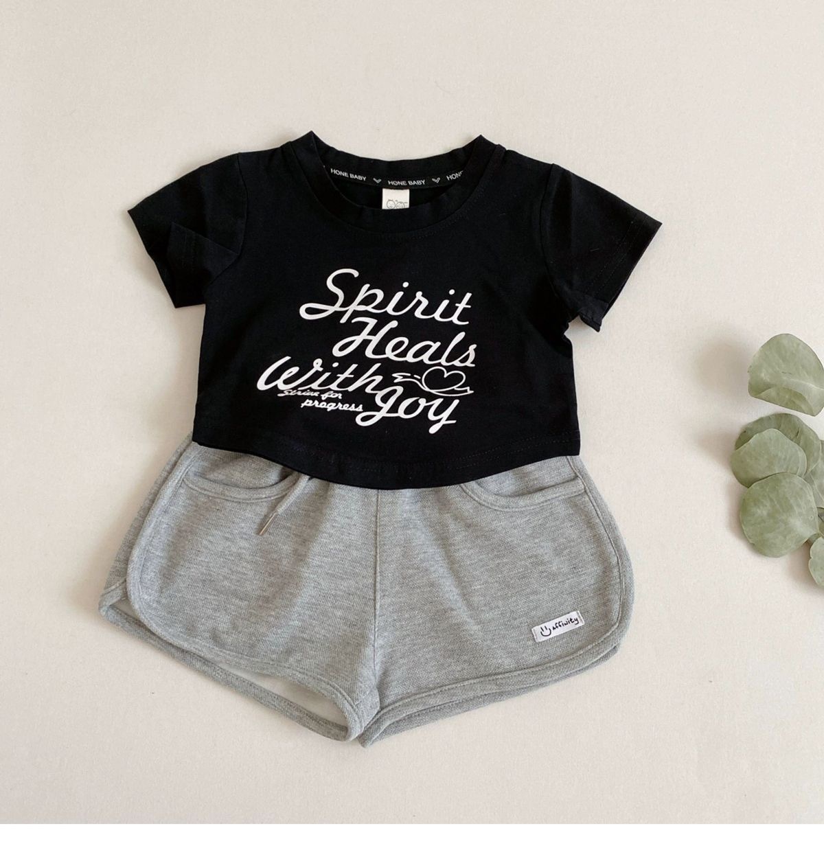 百搭款短版字母上衣