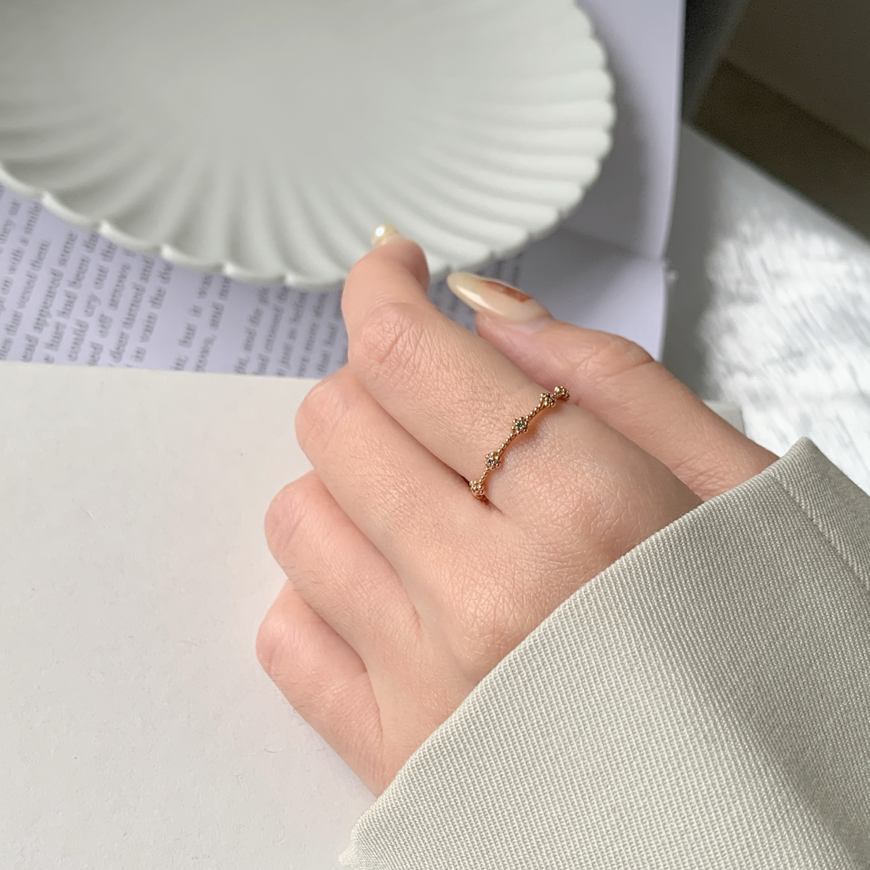 14K 滾邊七顆小花藍鑽戒指