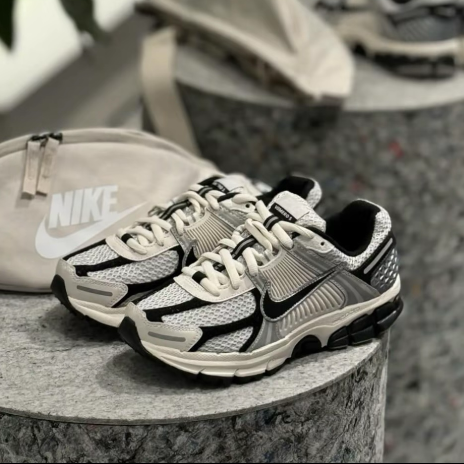 Nike Zoom Vomero 5 Photon Dust 芝麻奶油 黑灰 反光 復古 老爹鞋 運動鞋 HQ1182-001