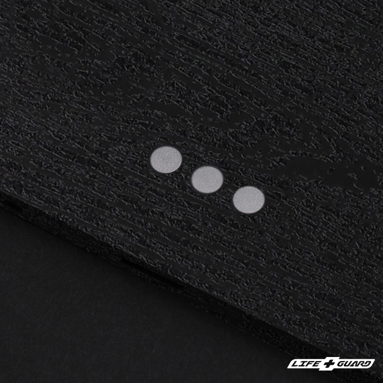 iPad PRO 13 吋 M4 貼膜質感特寫，LIFE+GUARD 設計風格