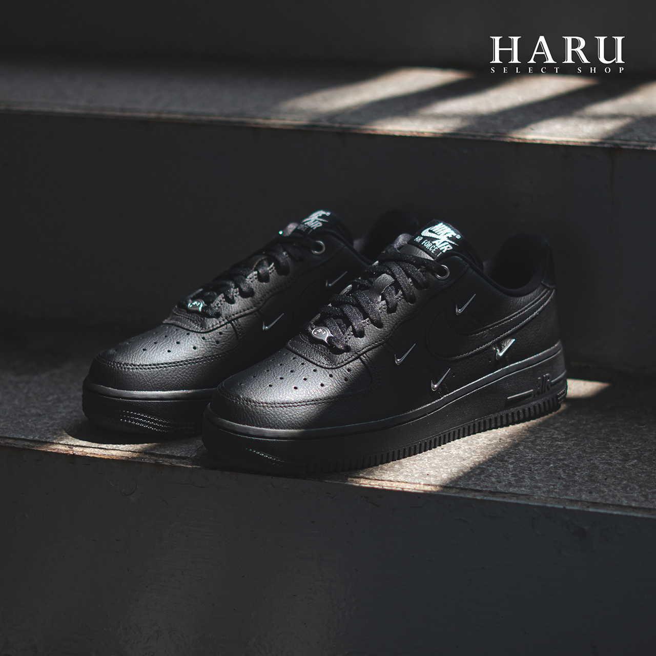 NIKE W AIR FORCE 1 '07 LX 'Black Silver' 黑魂 全黑 四鉤 銀鉤 立體小鉤 女生復古休閒鞋 HQ1180-001