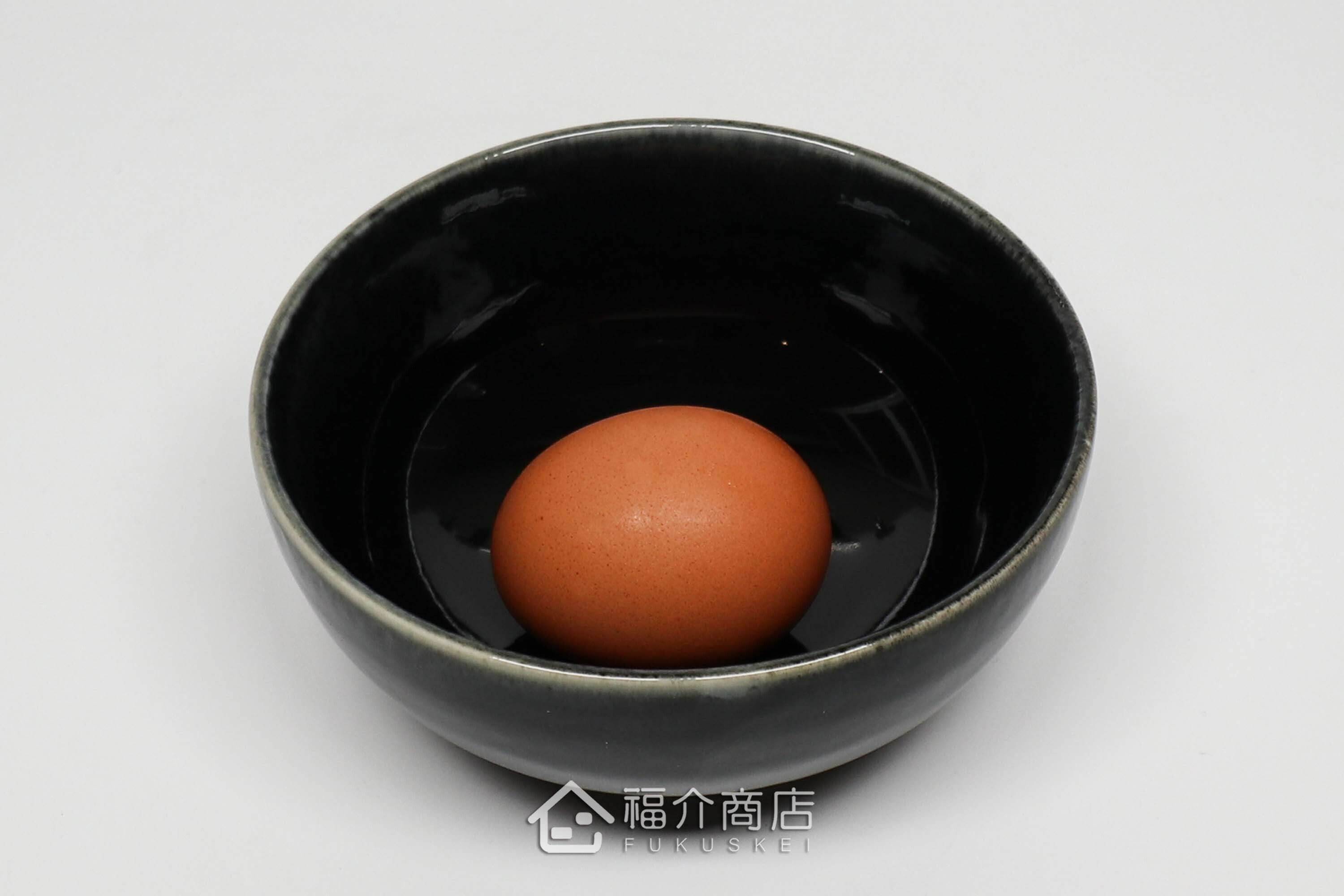 盛裝食物的黑藍色陶碗小缽