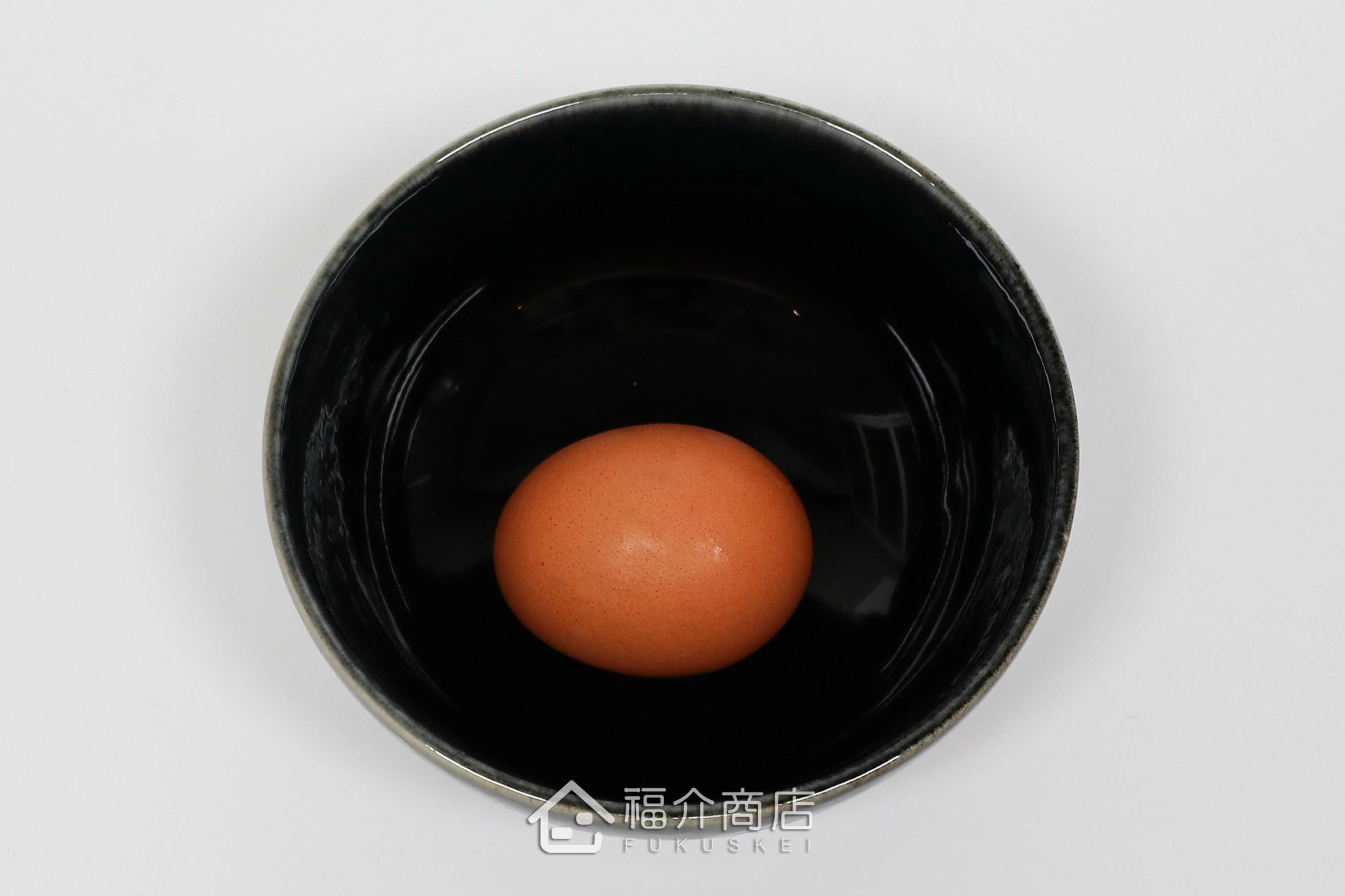 盛裝食物的黑藍色陶碗小缽