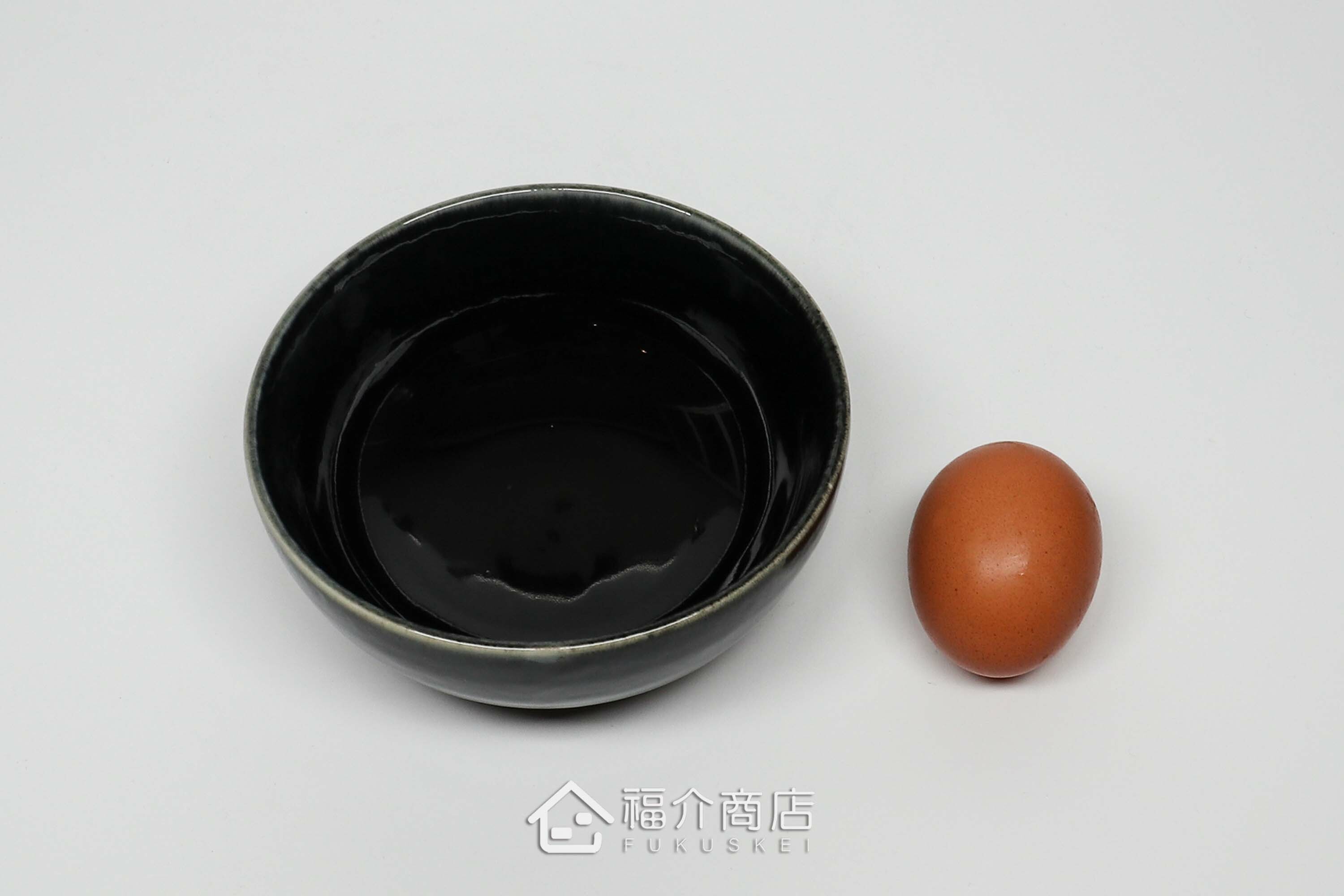 盛裝食物的黑藍色陶碗小缽