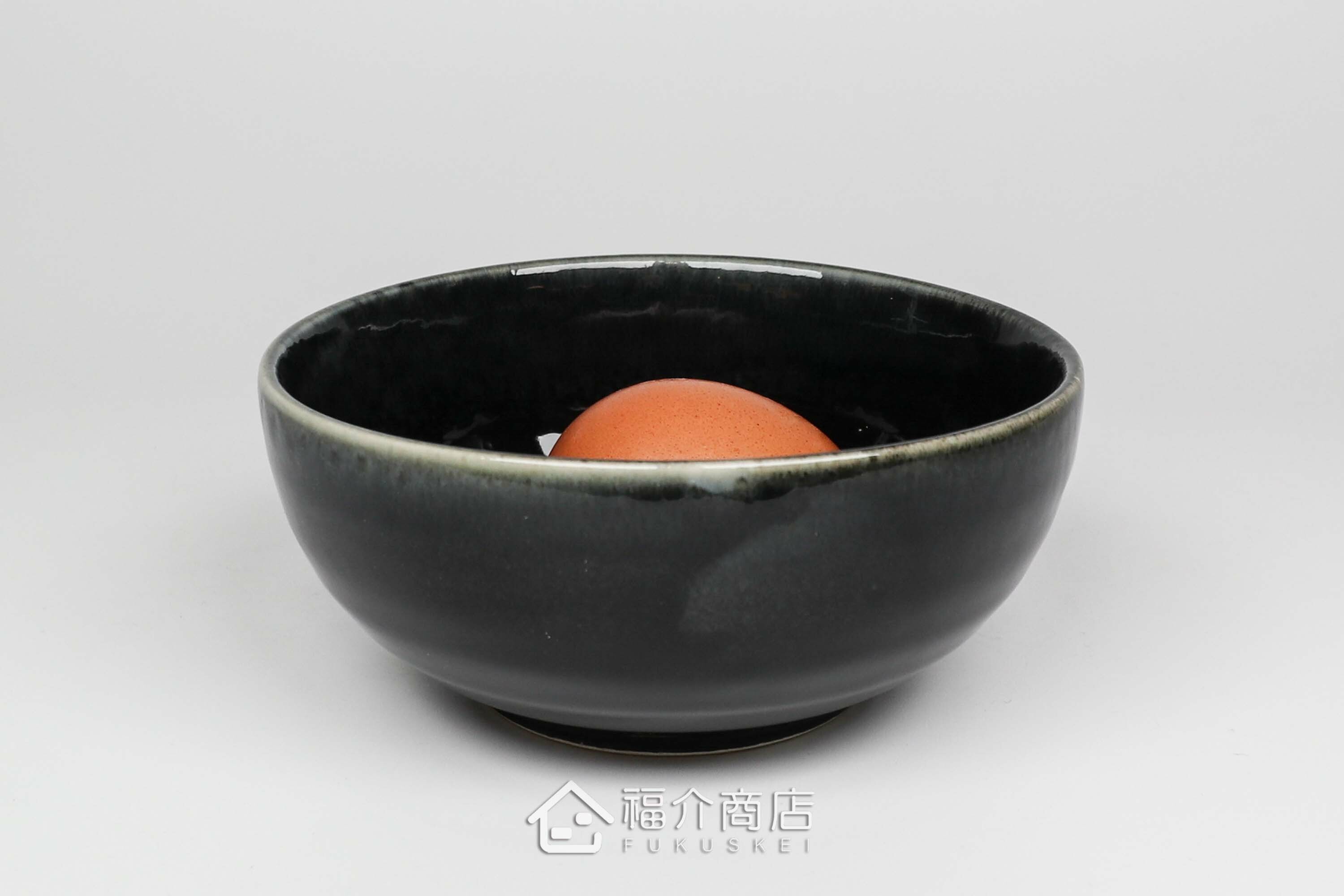 盛裝食物的黑藍色陶碗小缽