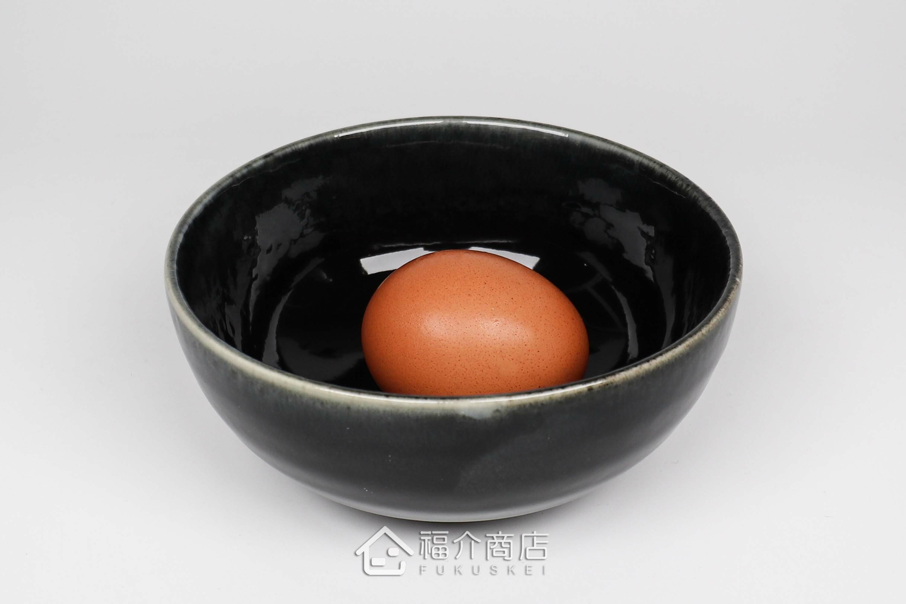 盛裝食物的黑藍色陶碗小缽