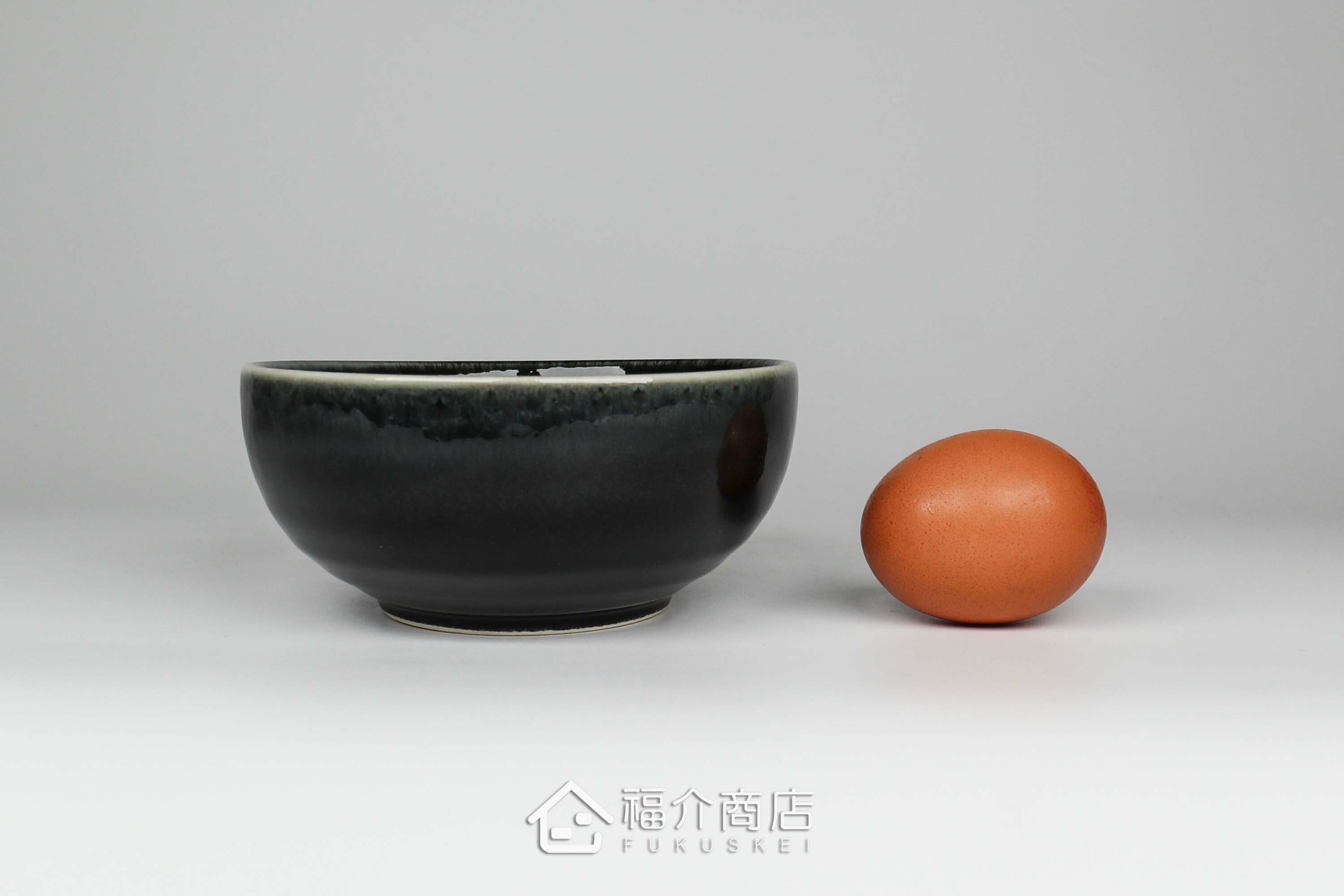 盛裝食物的黑藍色陶碗小缽