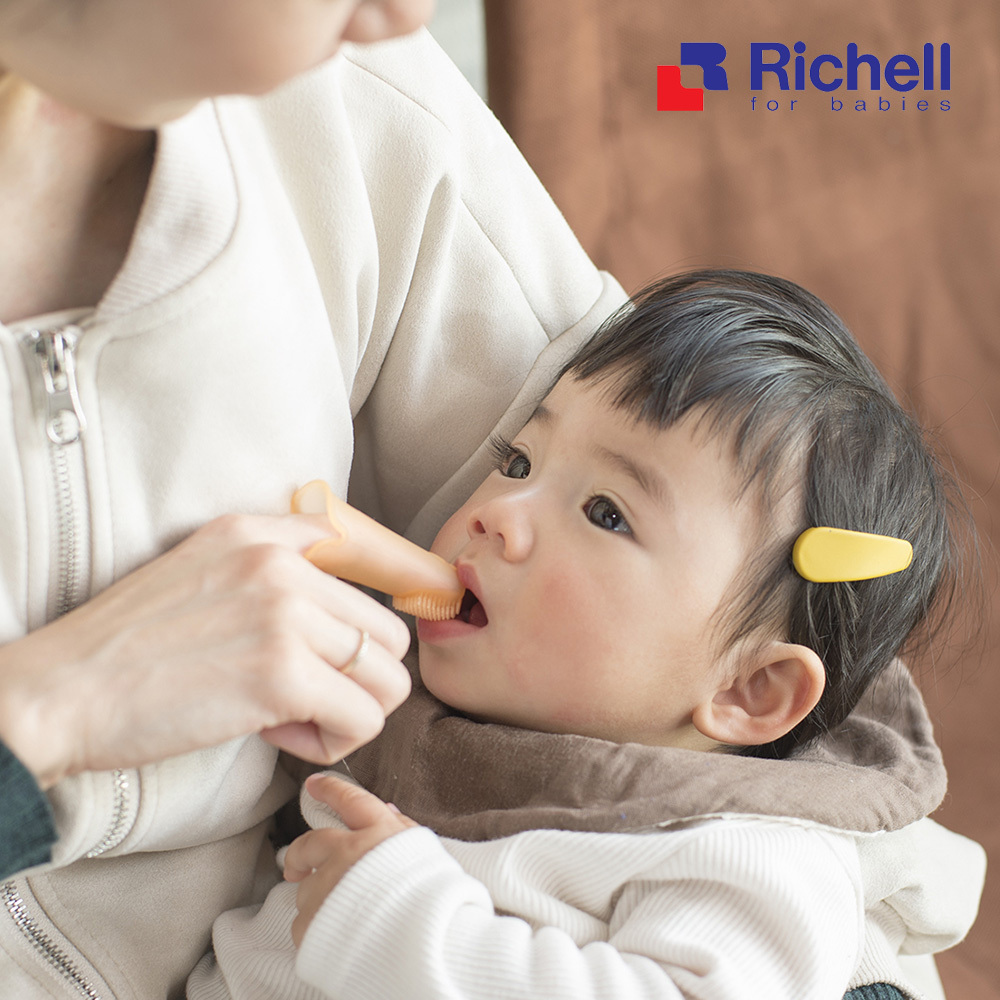 【Richell 利其爾】軟膠指套型牙刷 - 6個月以上