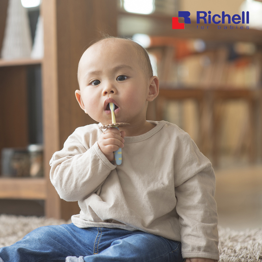 【Richell 利其爾】 輔助型乳牙刷_8M
